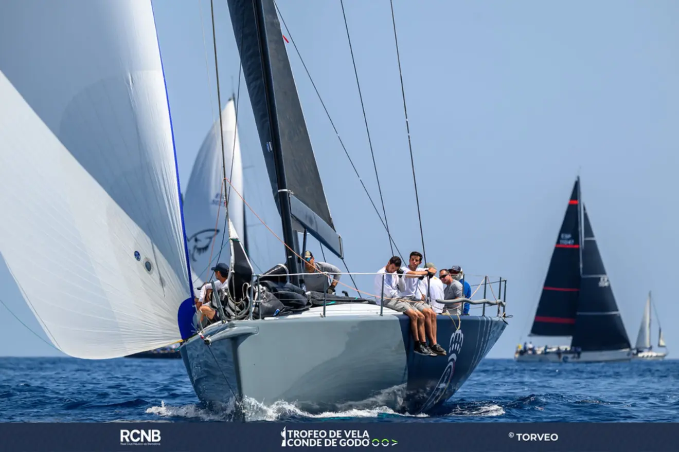 El Hispania, en junio, sobre las aguas de Barcelona.