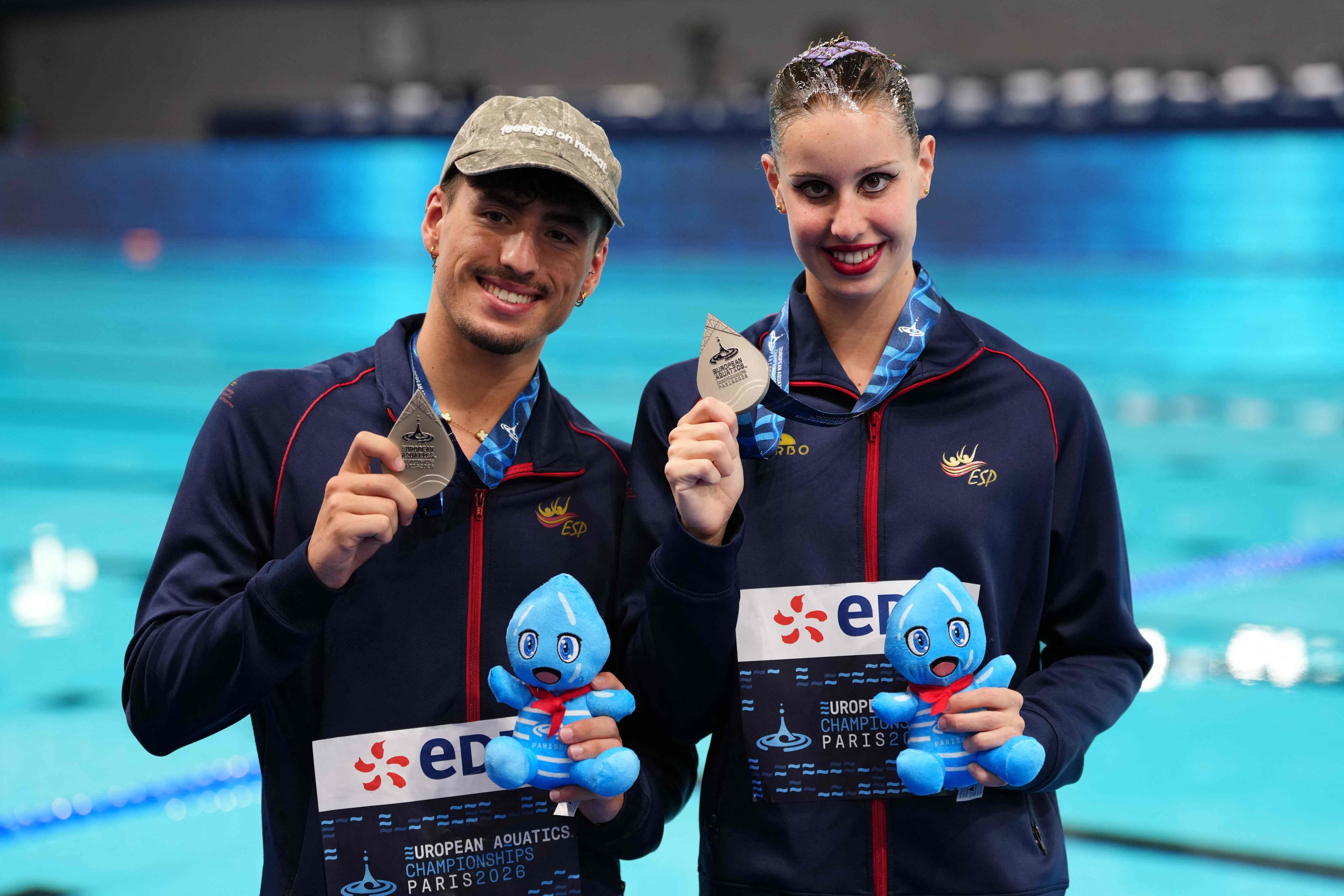 González y Tió, con su medalla de plata en París.