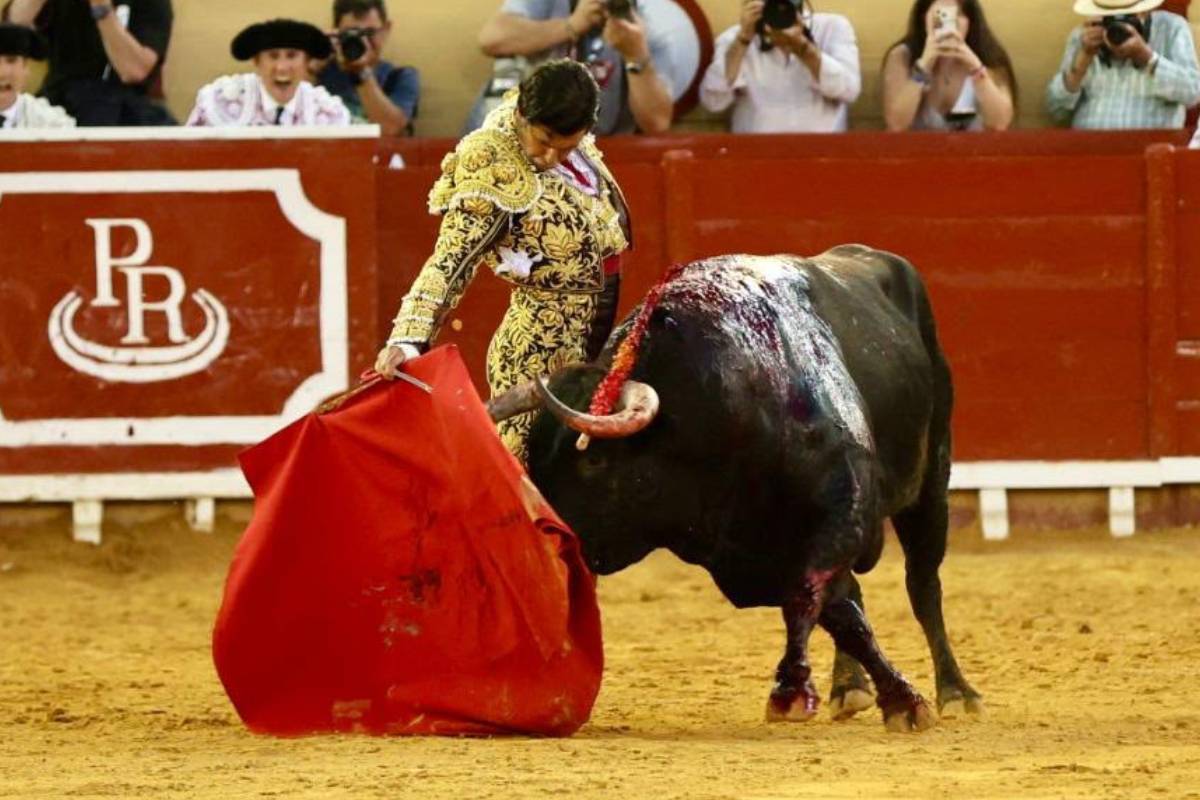 Monumental derechazo de Morante durante la inalcanzable faena al complicado cuarto en El Puerto