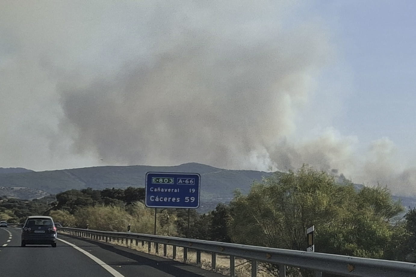 Dieciocho medios a�reos participan en las labores de extinci�n del incendio forestal en la Autov�a de la Plata (A-66) en C�ceres.