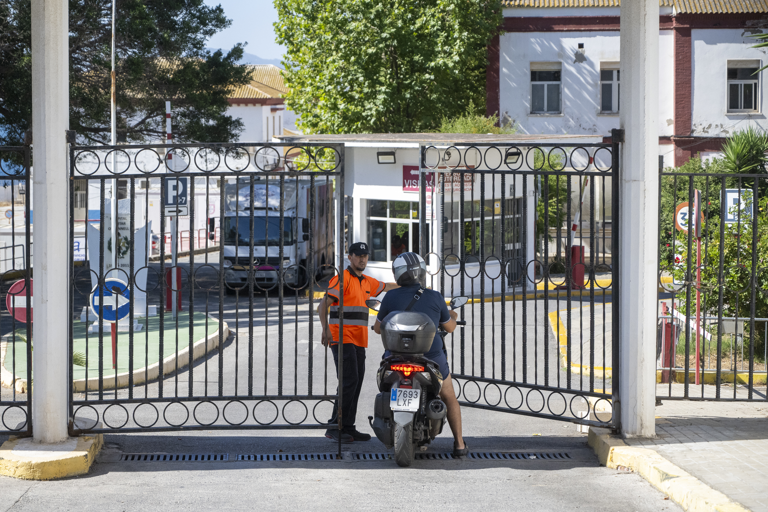 Un mensajero traslada material al antiguo Hospital Militar de Ceuta, acondicionado como centro forenses.