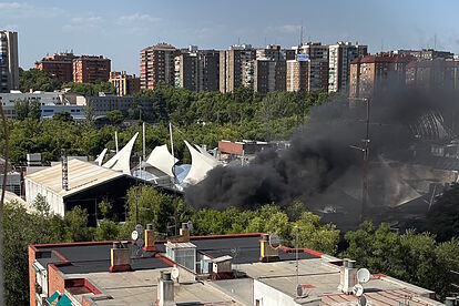 La gran columna de humo que ha provocado el incendio en La Vaguada