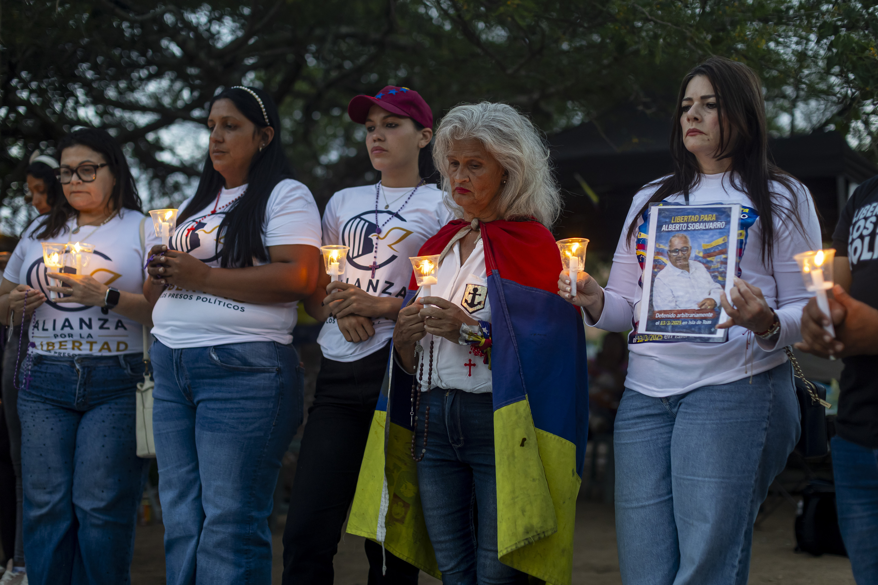 Familiares de presos políticos participan en una vigilia este sábado, en las inmediaciones de la Embajada de Estados Unidos en Caracas.