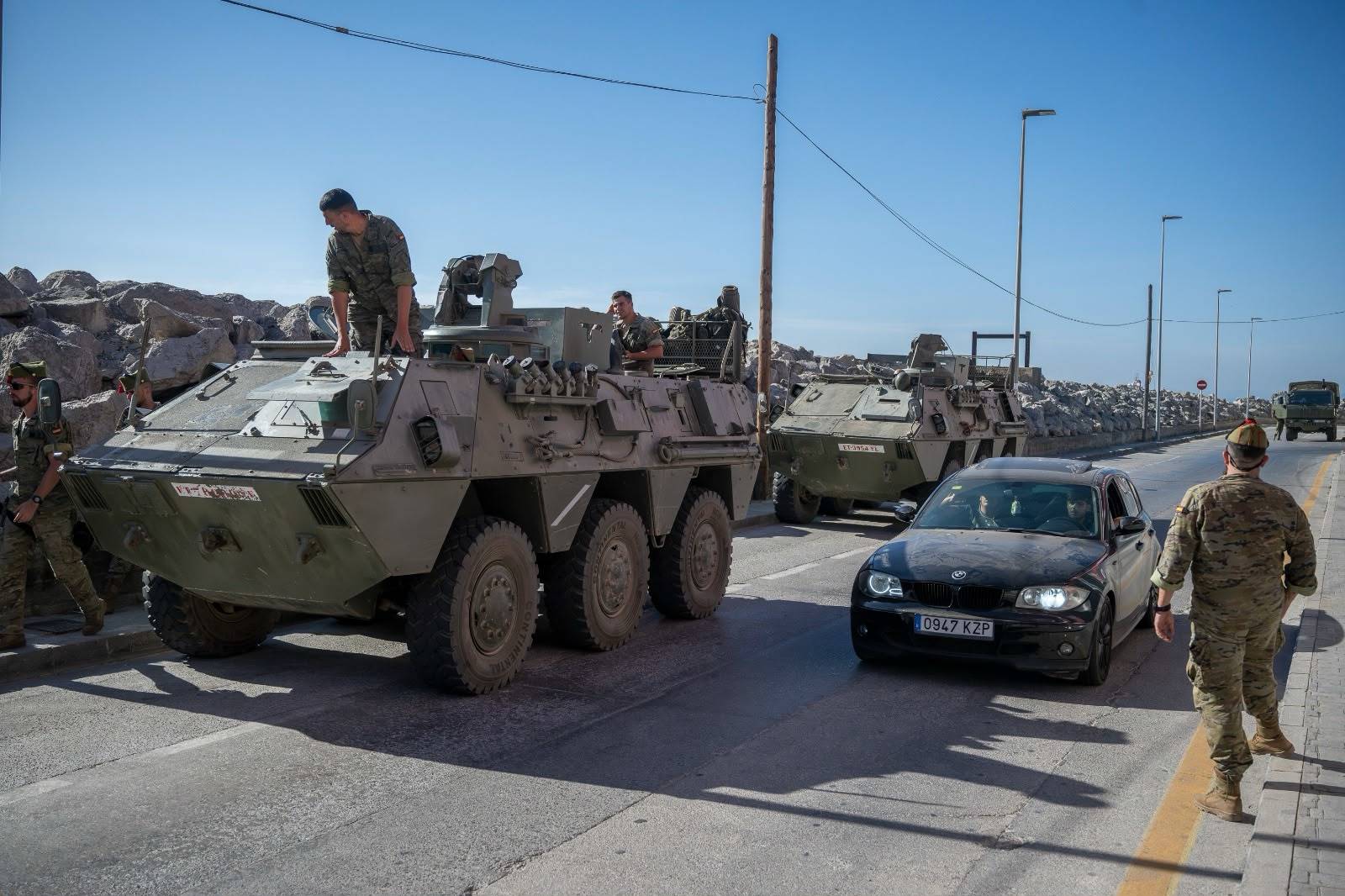 Un convoy militar con dos blindados patrulla por una carretera de Ceuta.