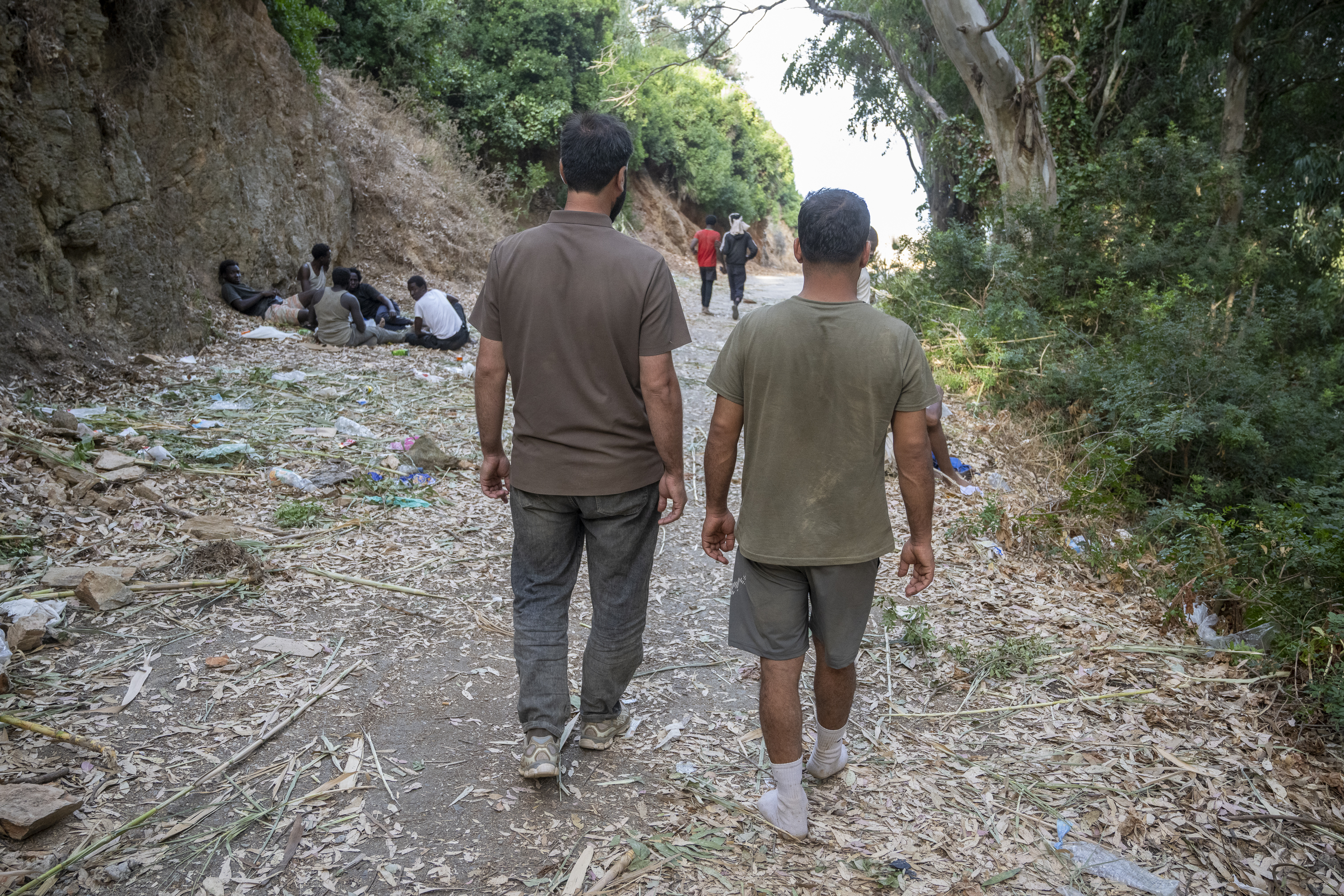Los afganos, Najeeb y Najeebullah, en el monte donde se concentran los inmigrantes.