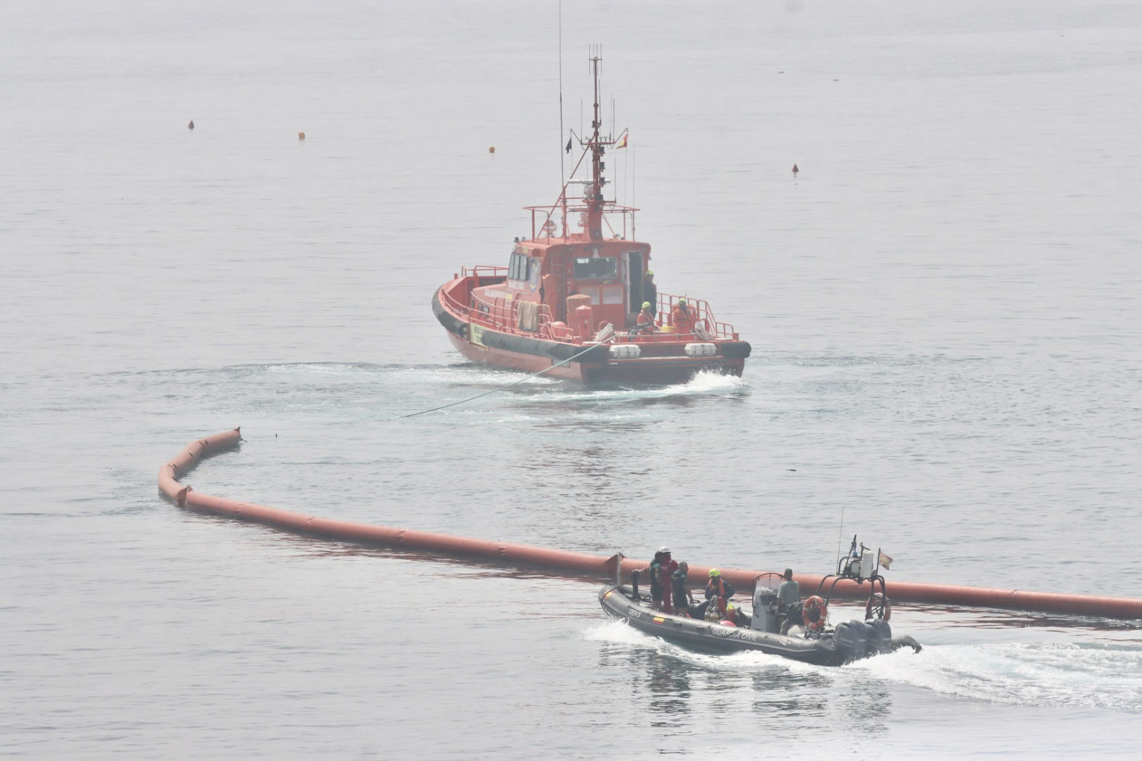 Colocación de una boya flotante para marcar el límite entre la playa del Tarajal de Ceuta y Marruecos.