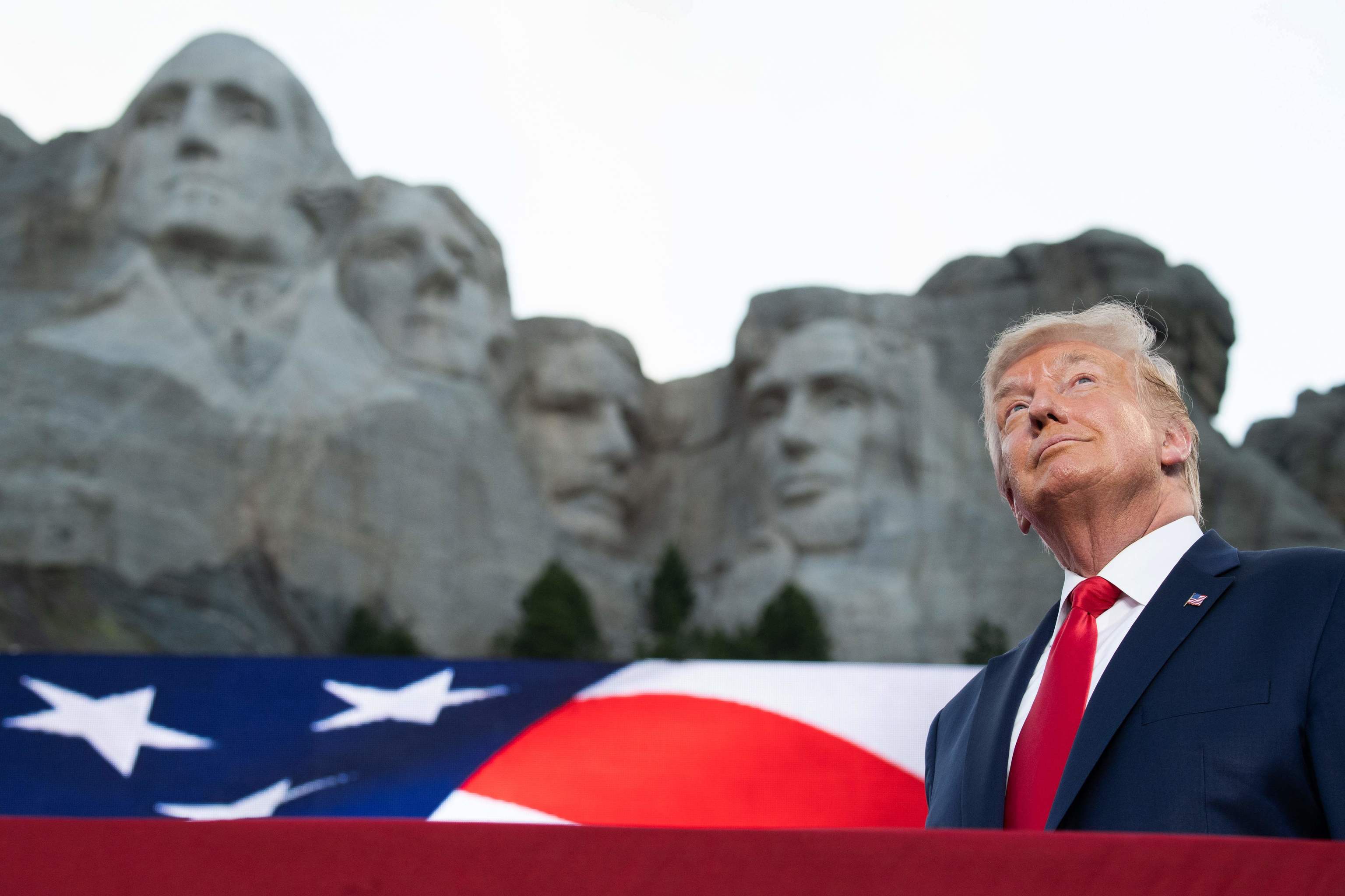 Donald Trump frente al Monte Rushmore