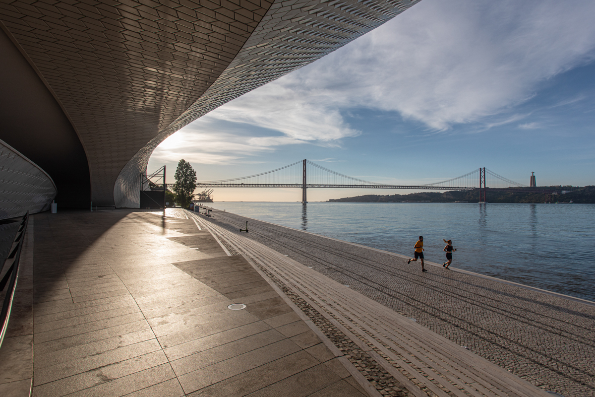Con su forma ondulada y azulejos blanco junto al Tajo, el MAAT celebra diez a�os convertido en icono de Lisboa.