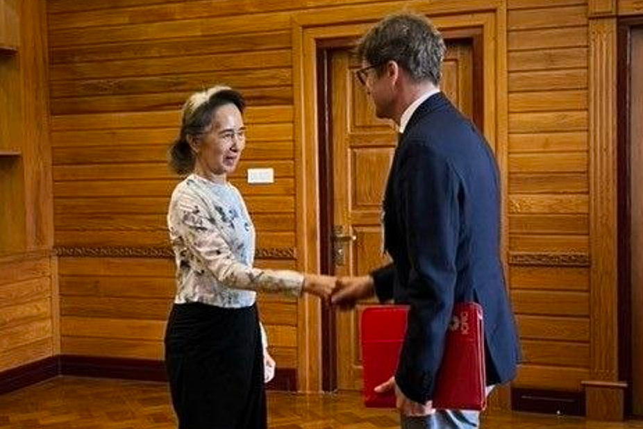 Aung San Suu Kyi estrecha la mano de Arnaud de Baecque, representante del Comité Internacional de la Cruz Roja, en Naipyidó, Birmania.
