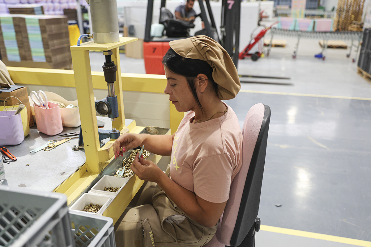 Trabajadora de Polarbox durante el proceso de fabricación