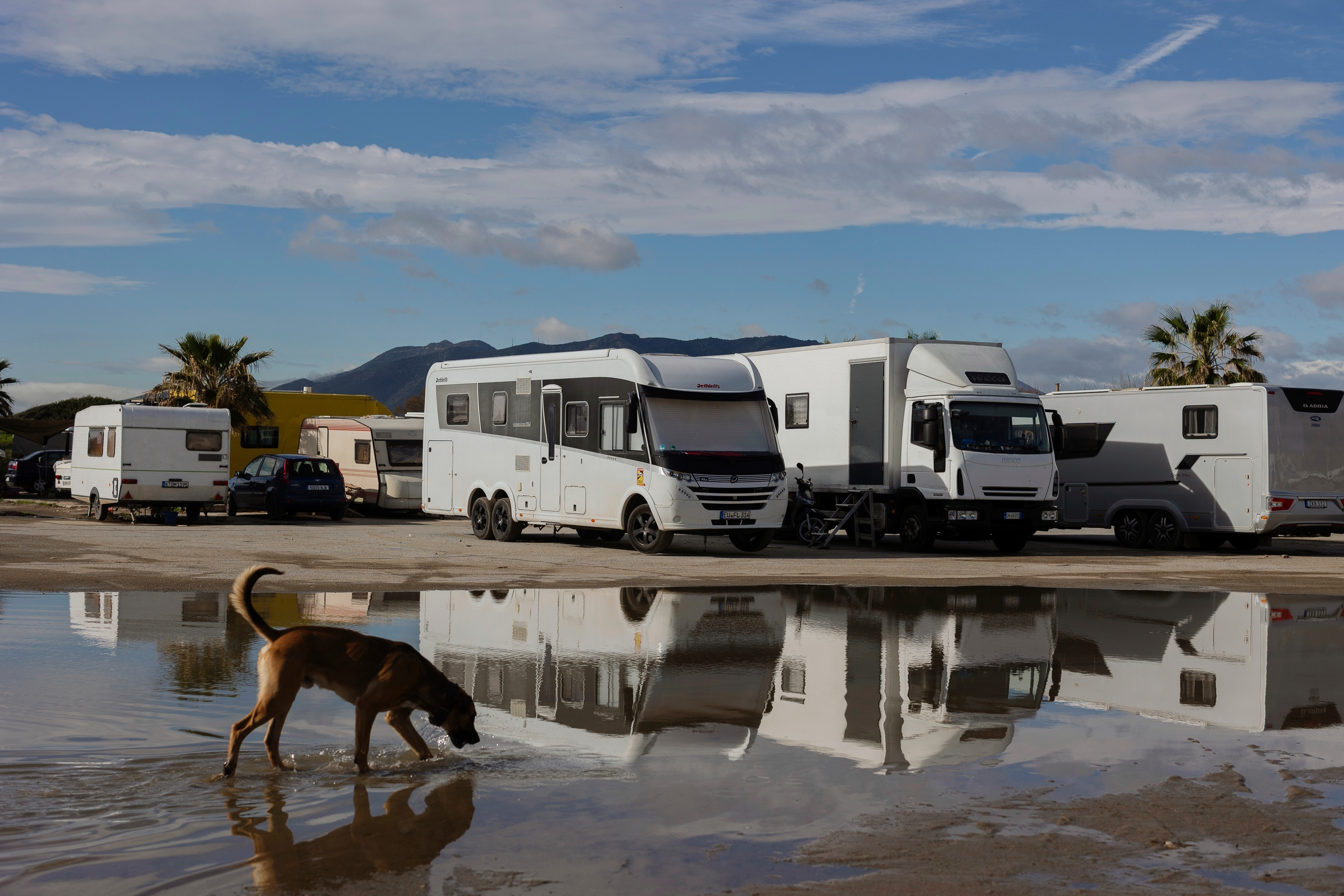 El recientemente desalojado campamento de autocaravanas de Sacaba Beach en M�laga