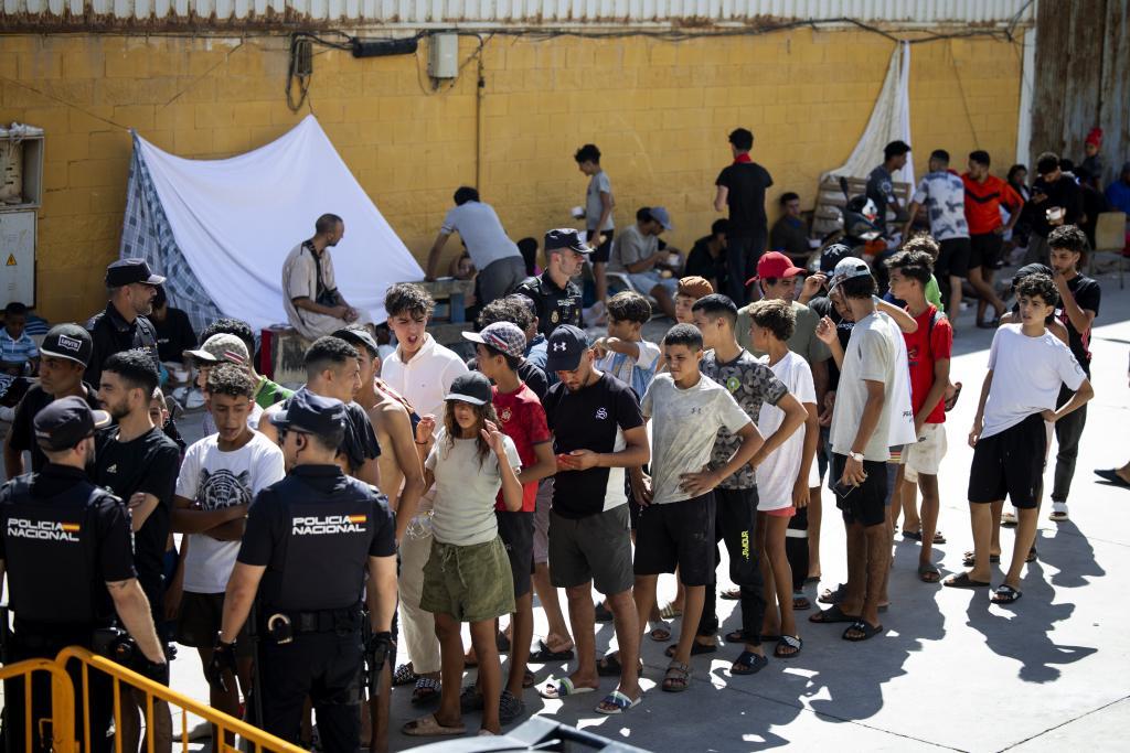 Reparto de comida en el polígono de El Tarajal, donde se concentra la mayoría de menores no acompañados.