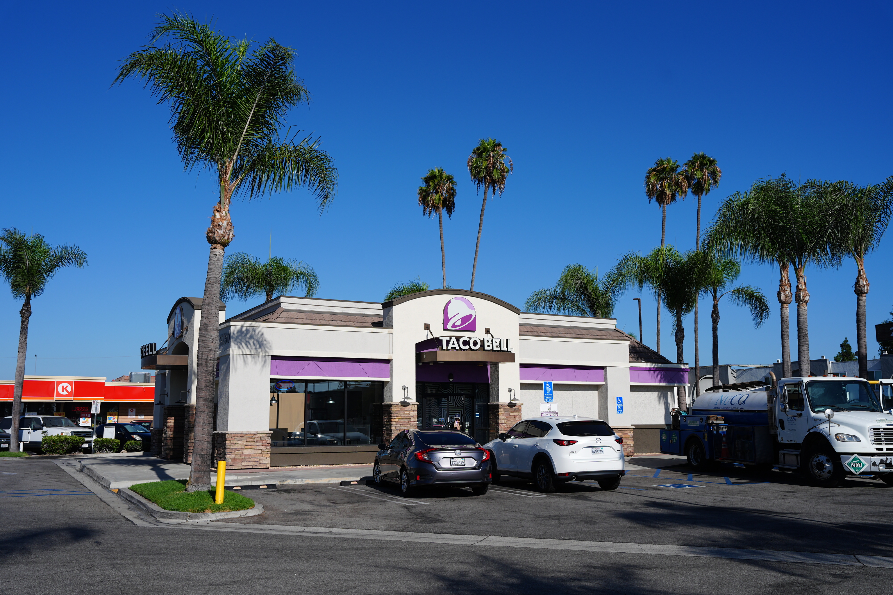 Fotografía de la fachada de un local de Taco Bell en Los Ángeles, California. Las ventas de Taco Bell en Estados Unidos han caído un 2% tras el brote.