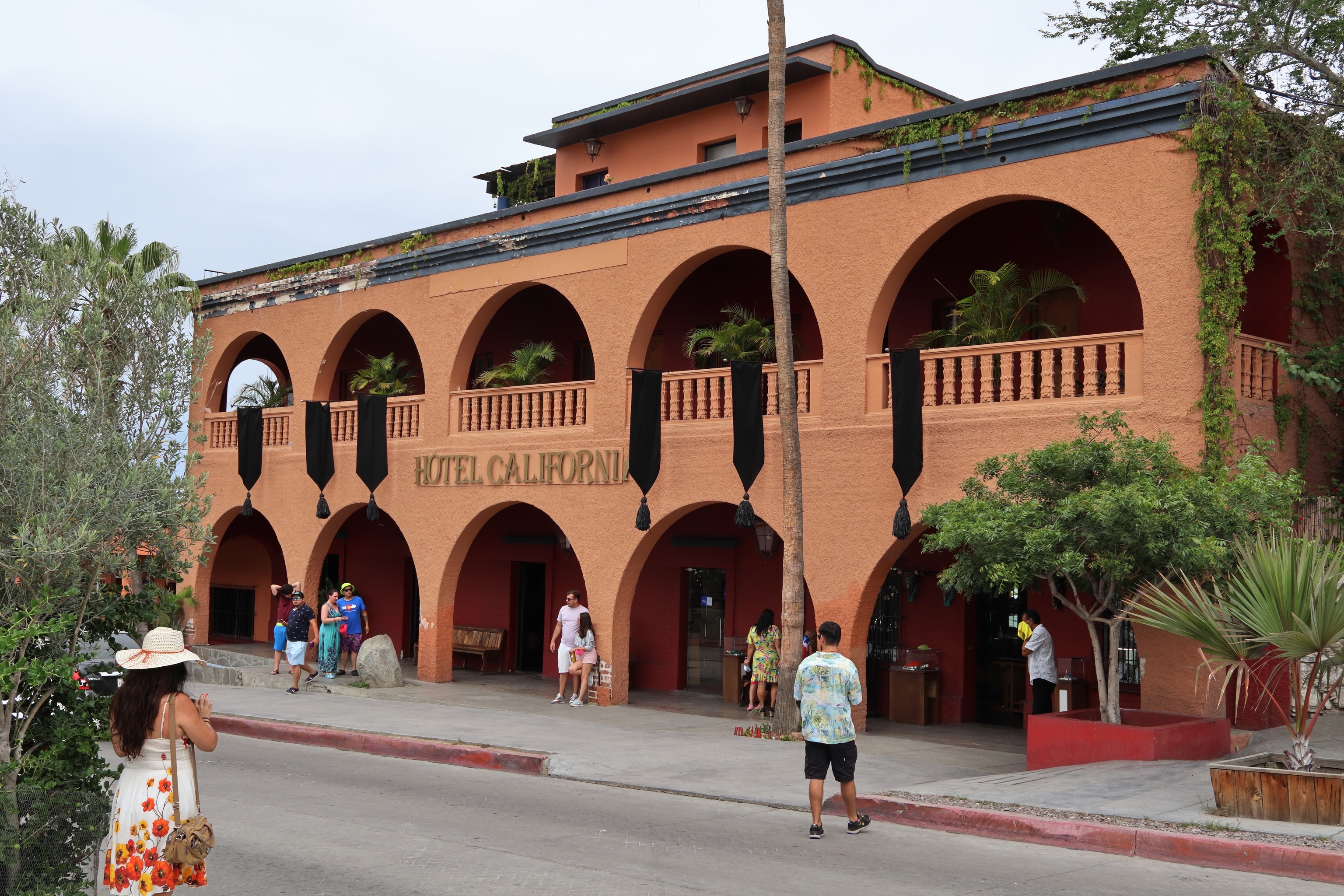 Fachada del Hotel California.