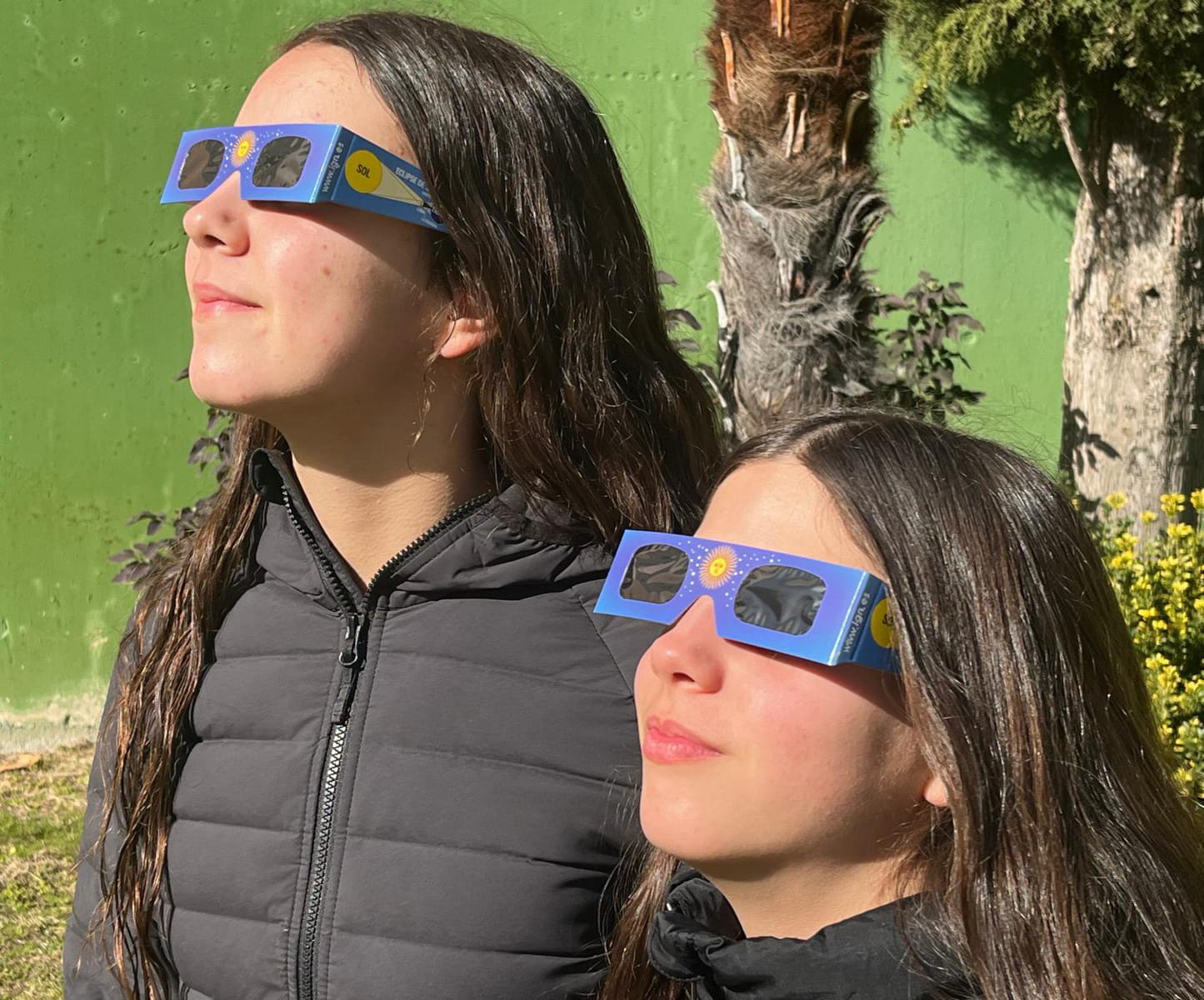 Niñas mirando el sol de manera segura