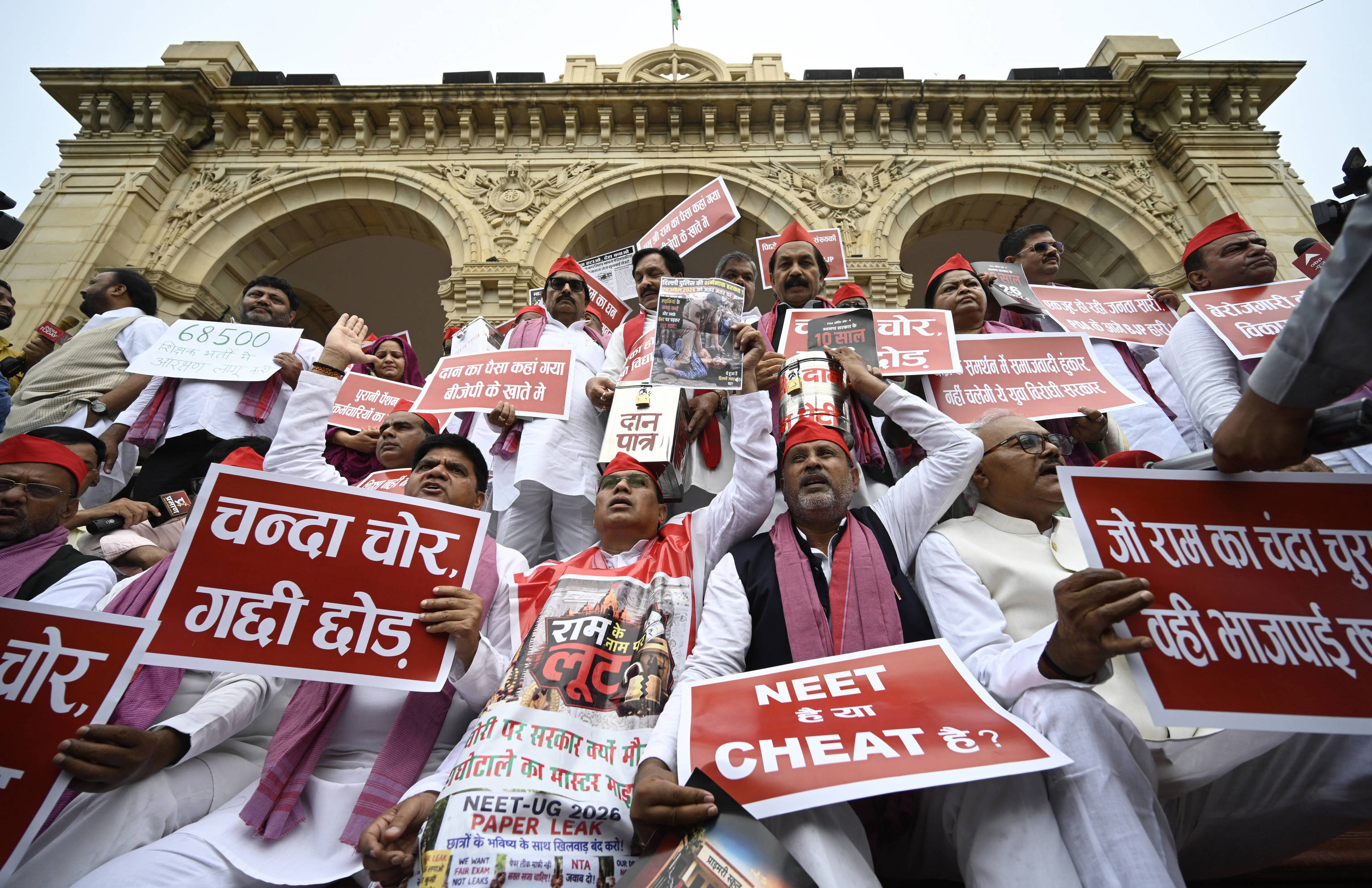 Los diputados del Partido Samajwadi denuncian las irregularidades en las donaciones para el Ram Mandir, este lunes.