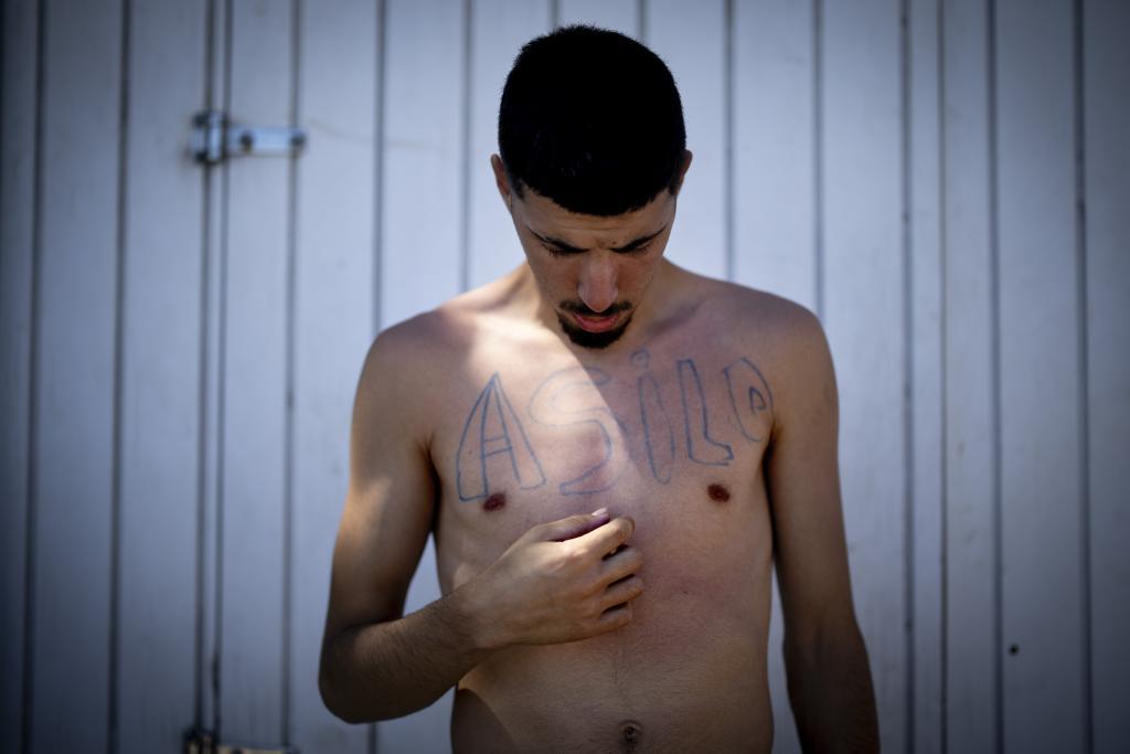 El argelino Mohammed, con la palabra 'asilo' pintada en su pecho.