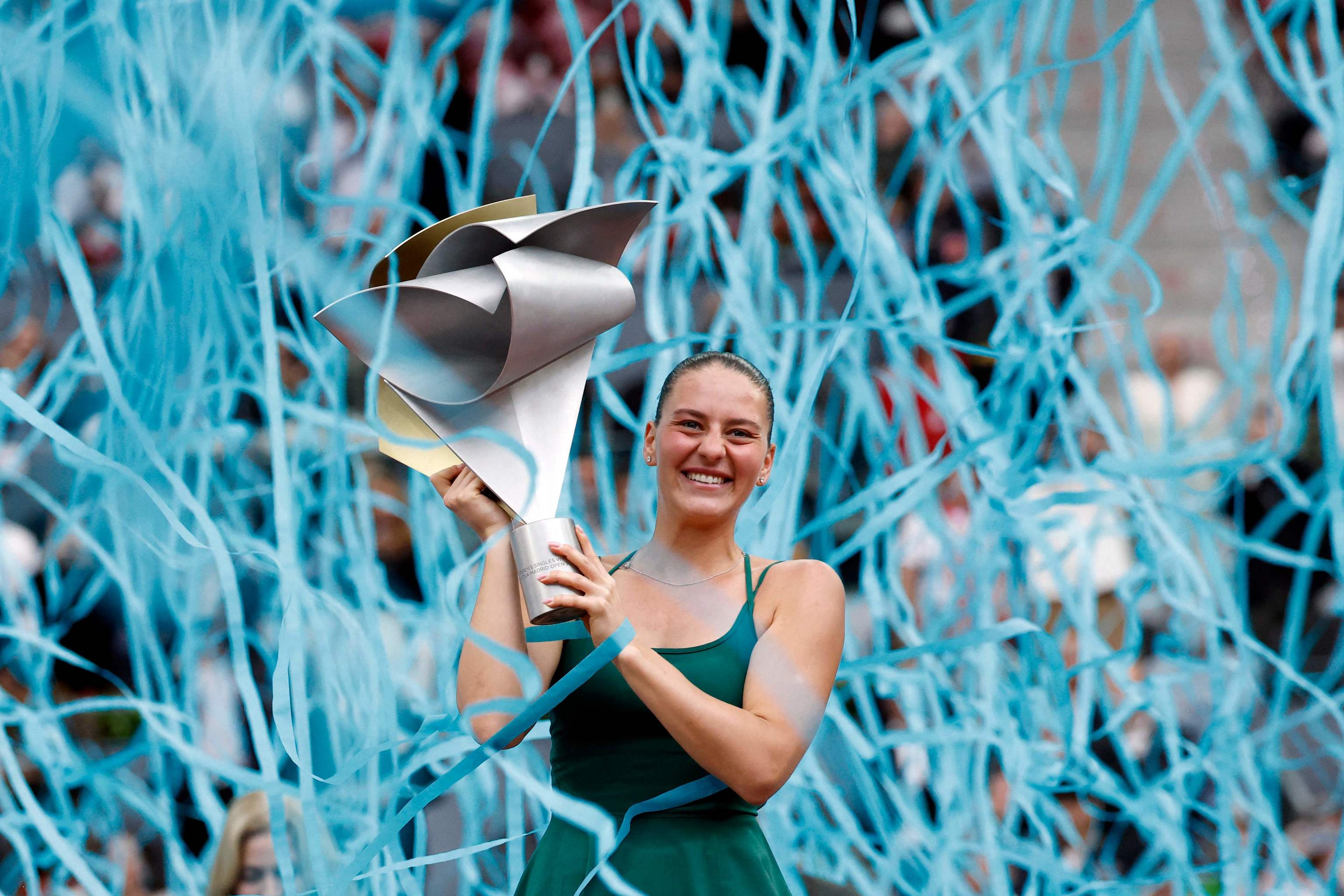 Marta Kostyuk, con el título del Mutua Madrid Open.