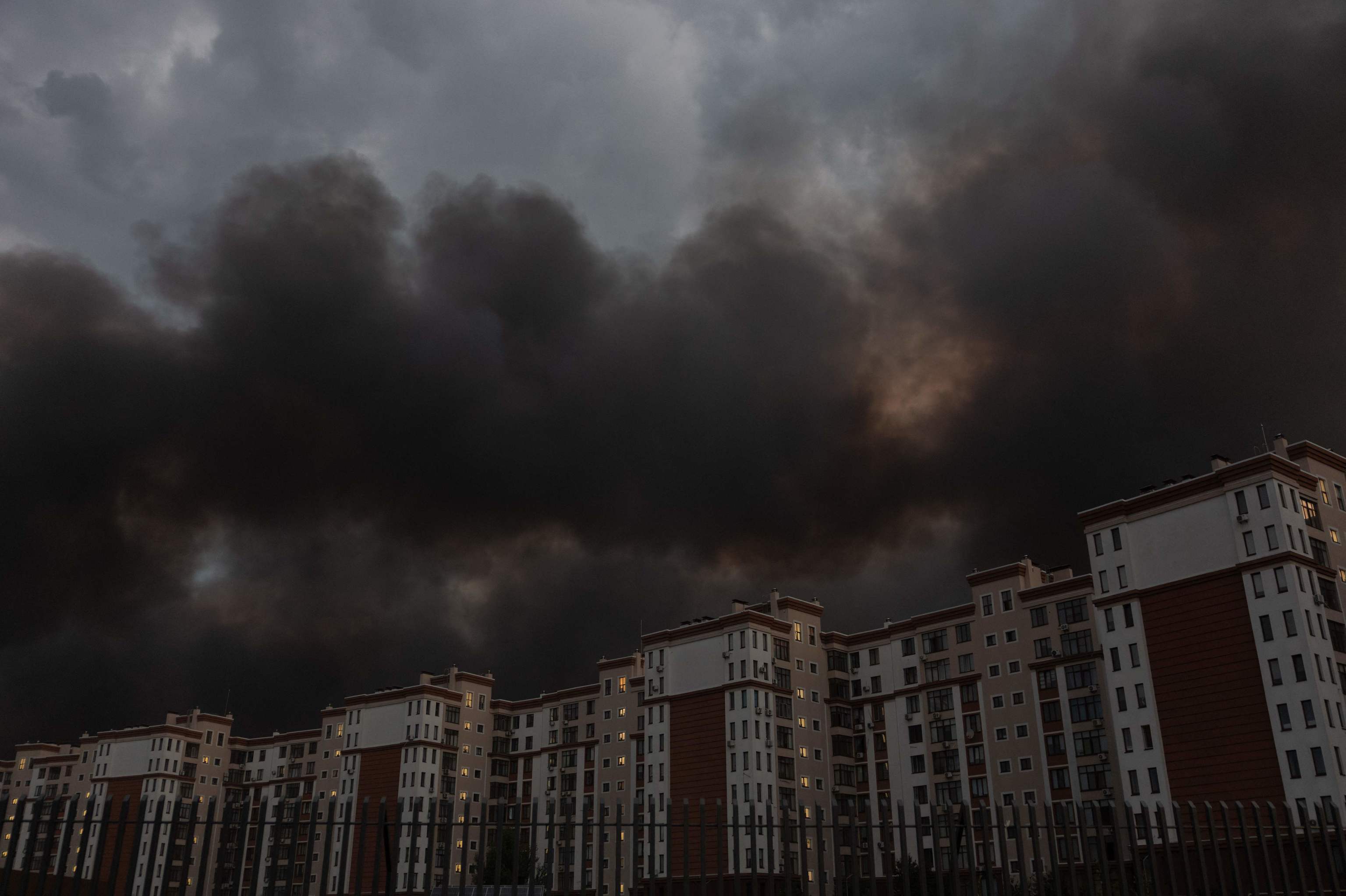 El humo se eleva sobre edificios residenciales tras los masivos ataques rusos.