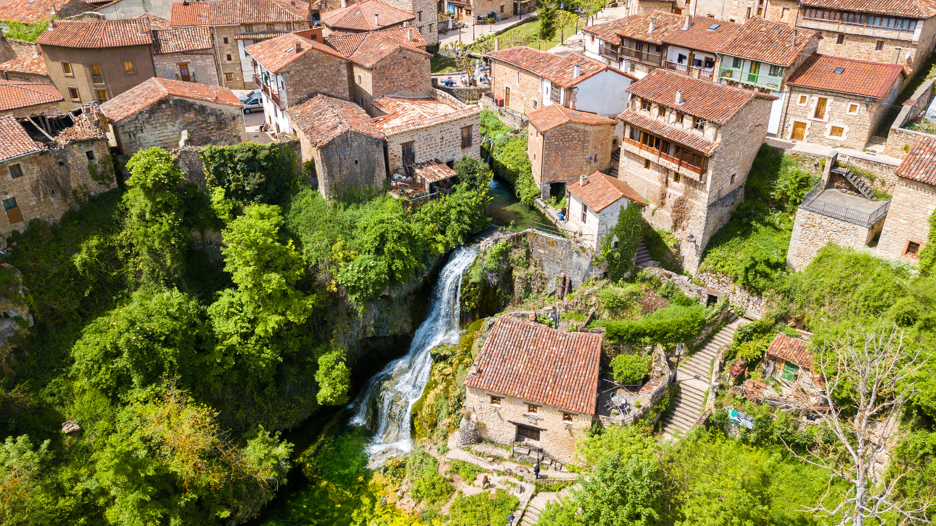 El pueblo medieval de Orbaneja del Castillo, partido por el agua.