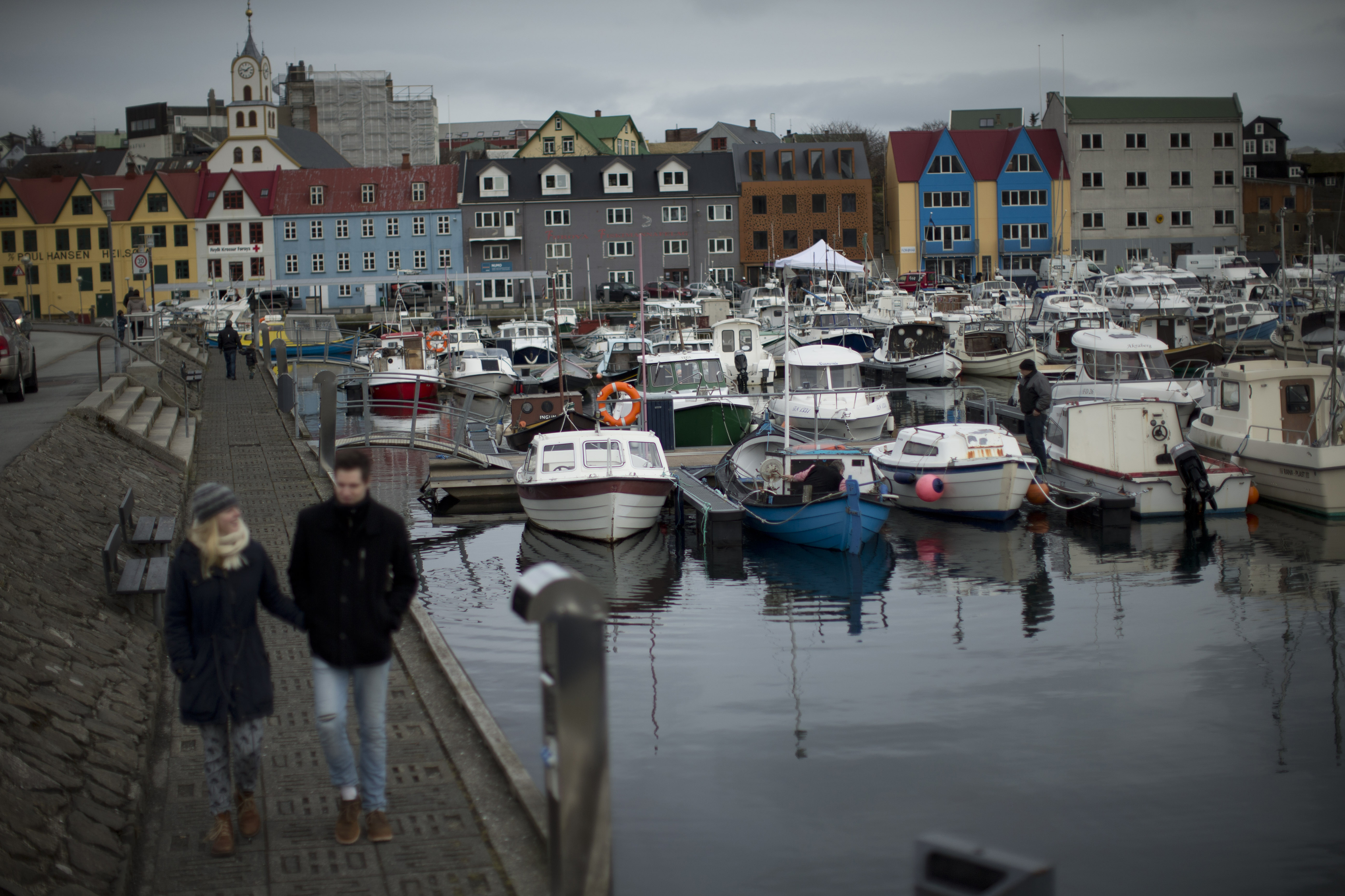 Una pareja pasea por el puerto de Tórshavn, la capital de las Islas Feroe.