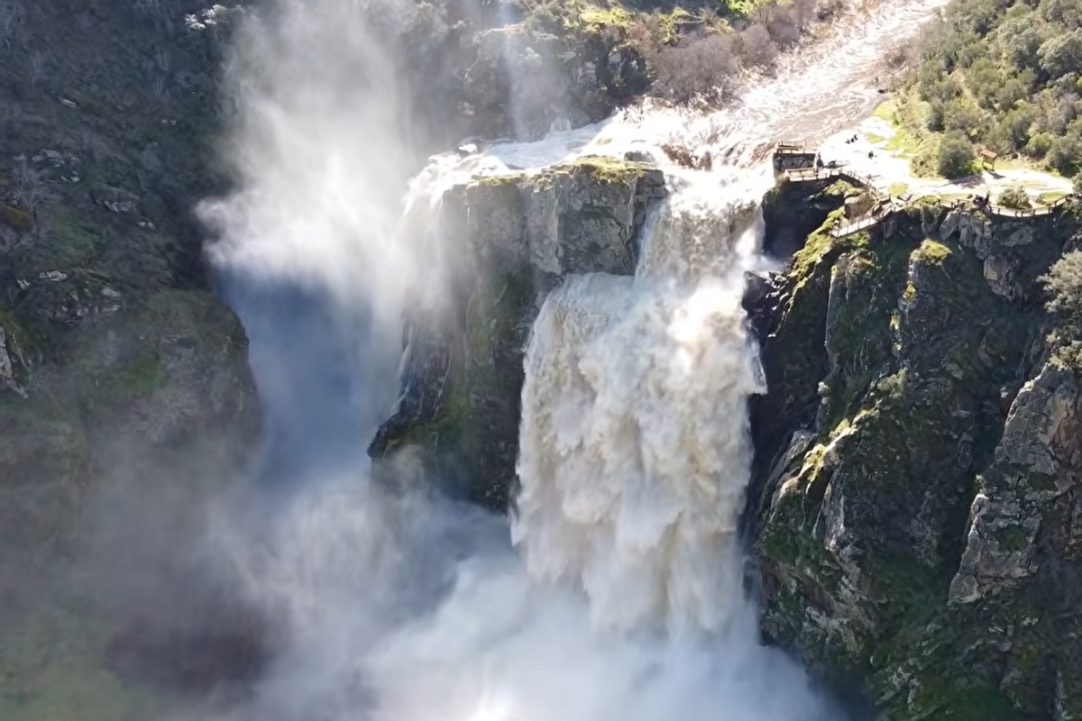 La ruta de senderismo que acaba frente a una cascada de m�s de 50 metros: dentro de un parque natural y perfecta para recorrer a pie con los ni�os