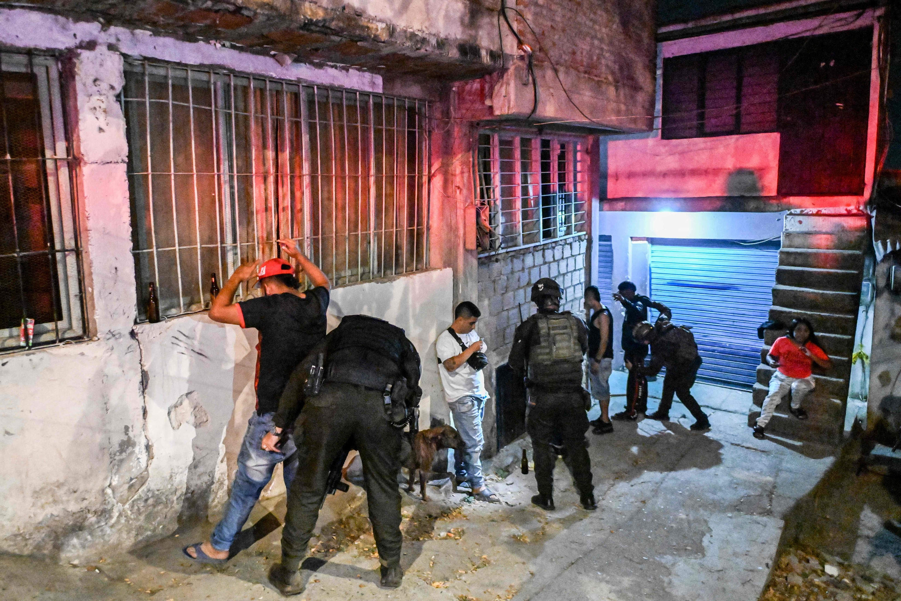 Agentes de policía colombianos registran a varios hombres del barrio de Meléndez, en Cali, este lunes.