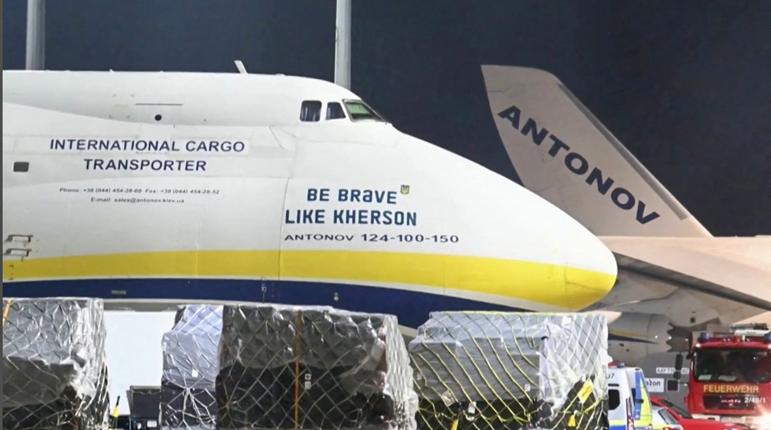 El Antonov ucraniano de transporte, en el aeropuerto de Leipzig.