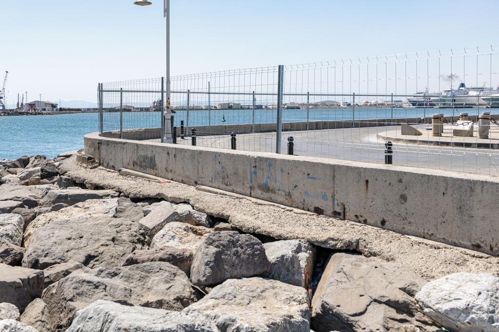 Vallas de obra en el dique sur de Melilla