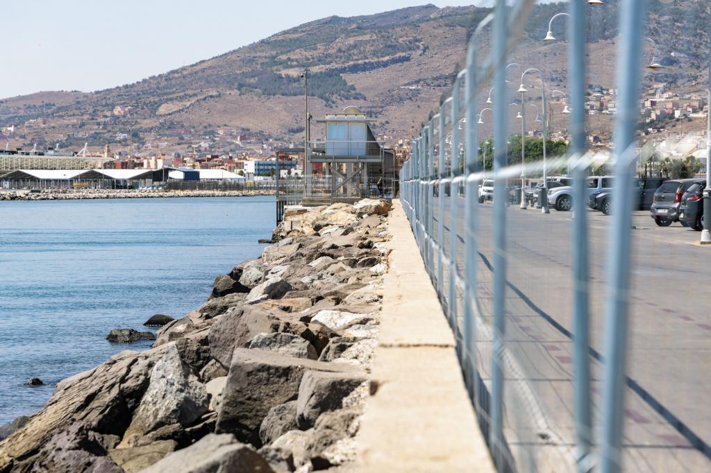 Vallas de obra en la zona del dique sur de Melilla