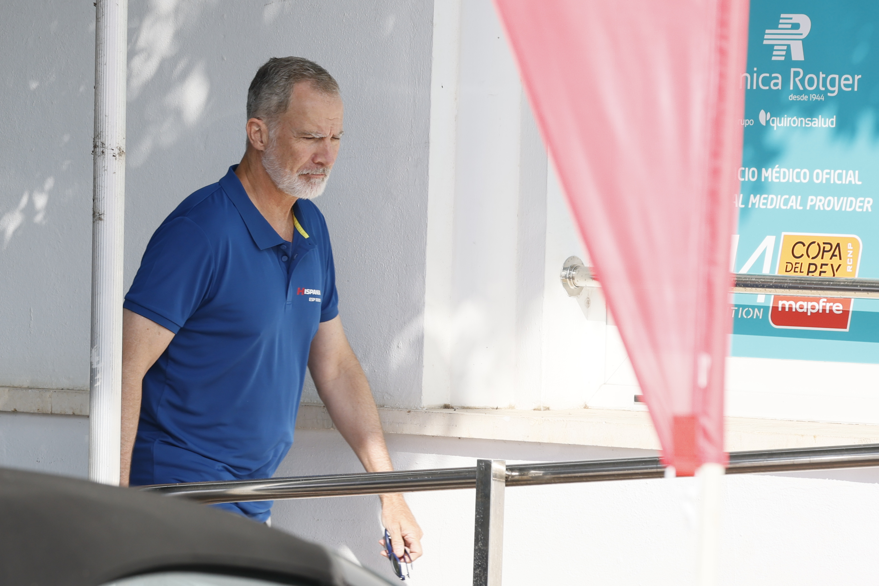 Felipe VI con semblante preocupado en el Club Náutico de Palma