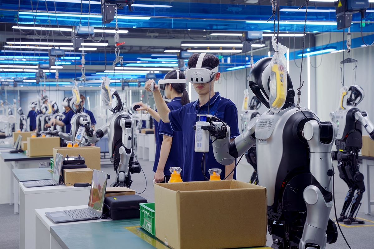 Robots aprenden a introducir objetos en una caja de cartón