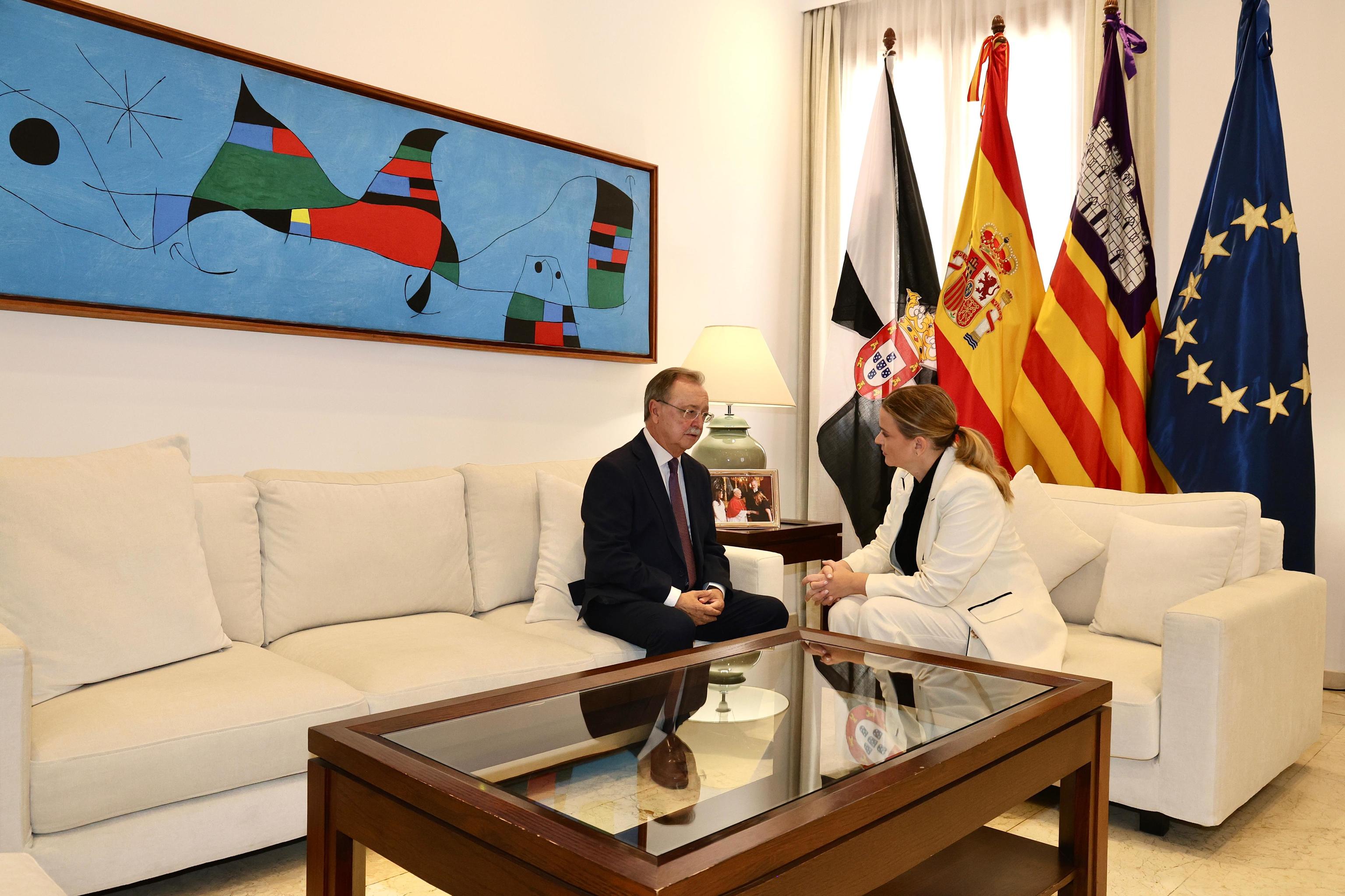 La presidenta balear junto a su homólogo ceutí, en la sede del Govern en Palma.