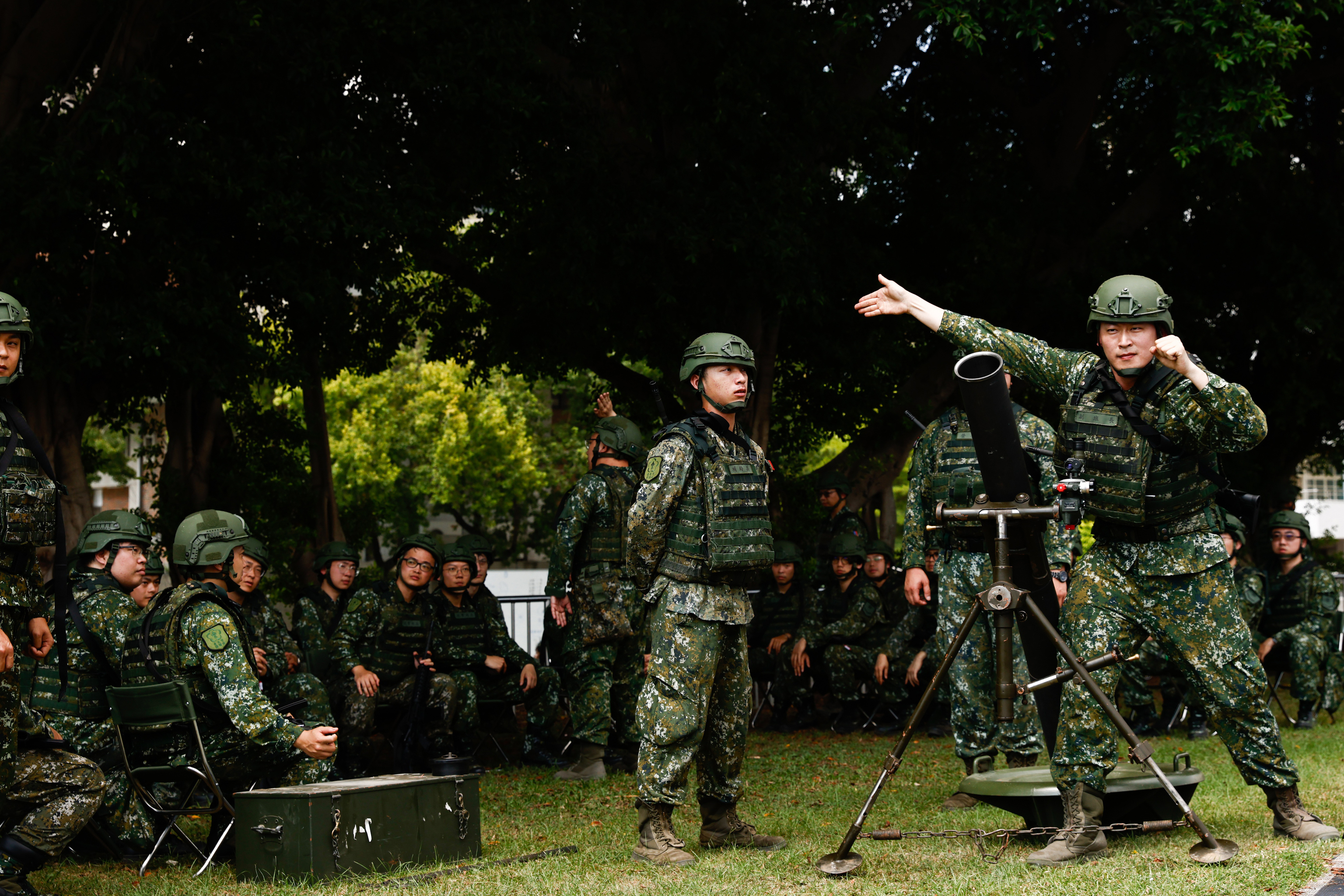 Reservistas del ejército de Taiwan en un entrenamiento de combate en Taipei.
