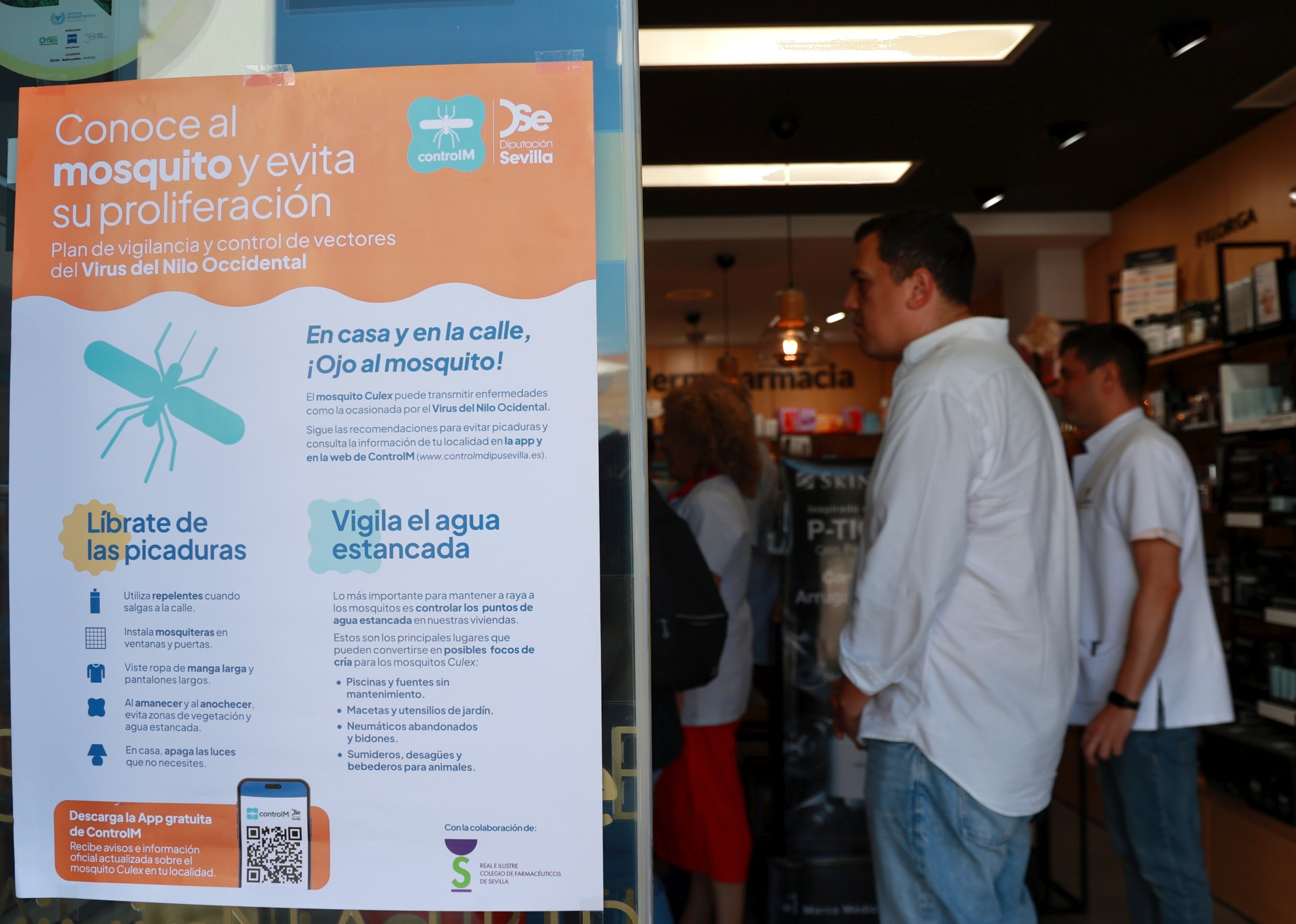Un cartel en una farmarcia informe sobre medidas de prevención del Virus del Nilo.