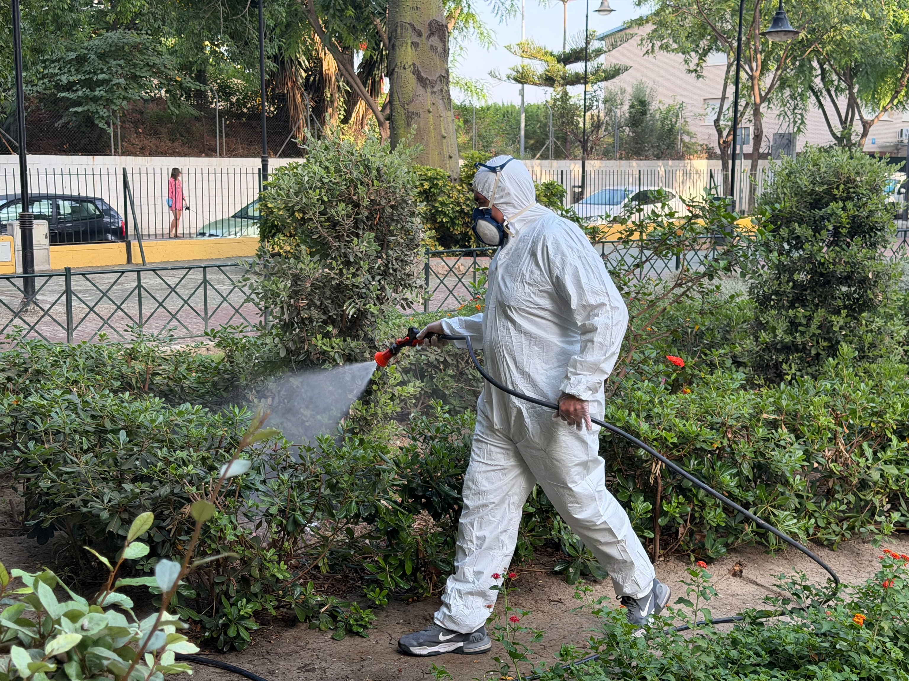 Un operario fumiga contra el mosquito que transmite el Virus del Nilo en el municipio malague�o de Mijas.