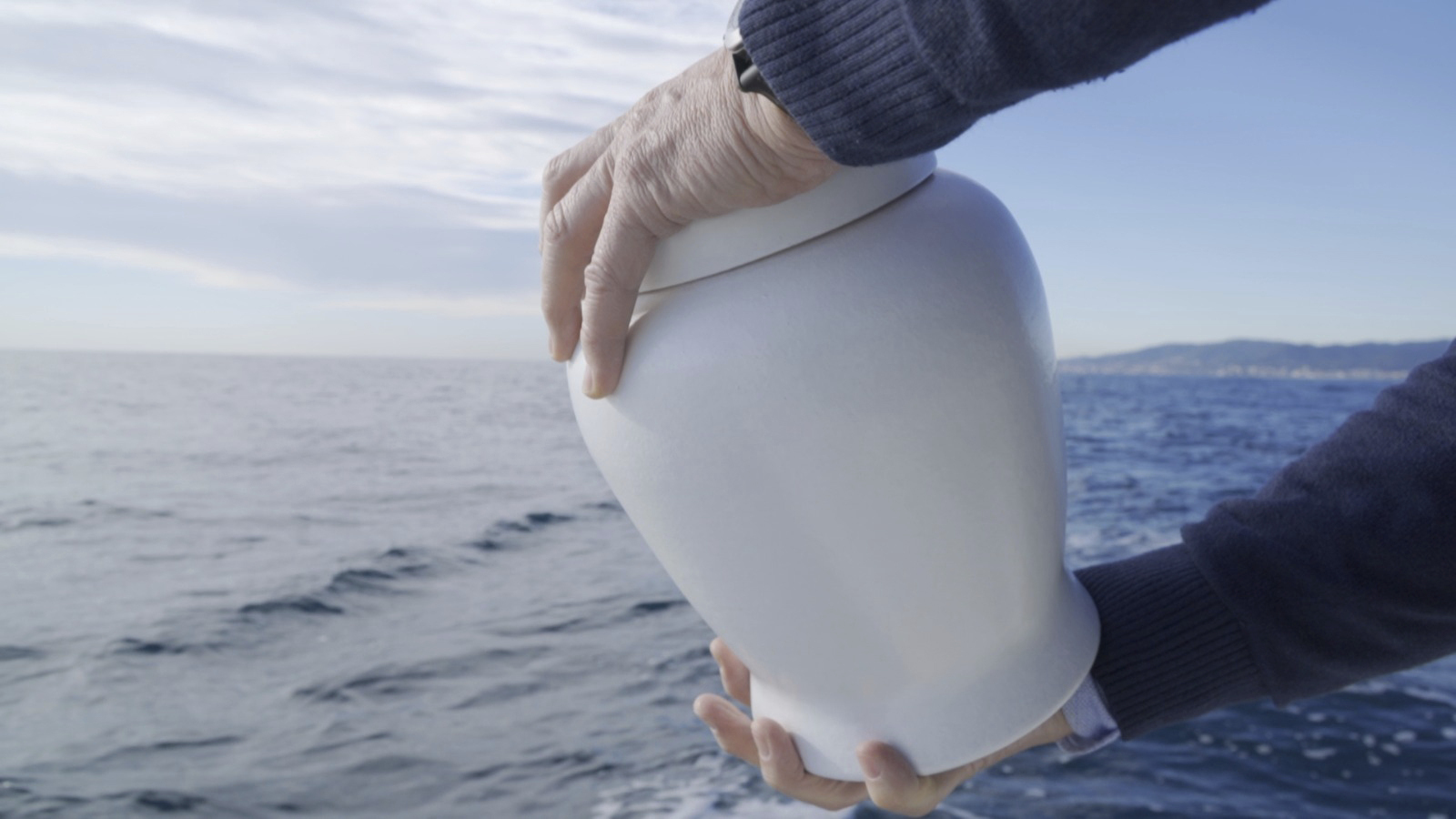 La urna que contiene las cenizas debe ser 100% biodegradable.