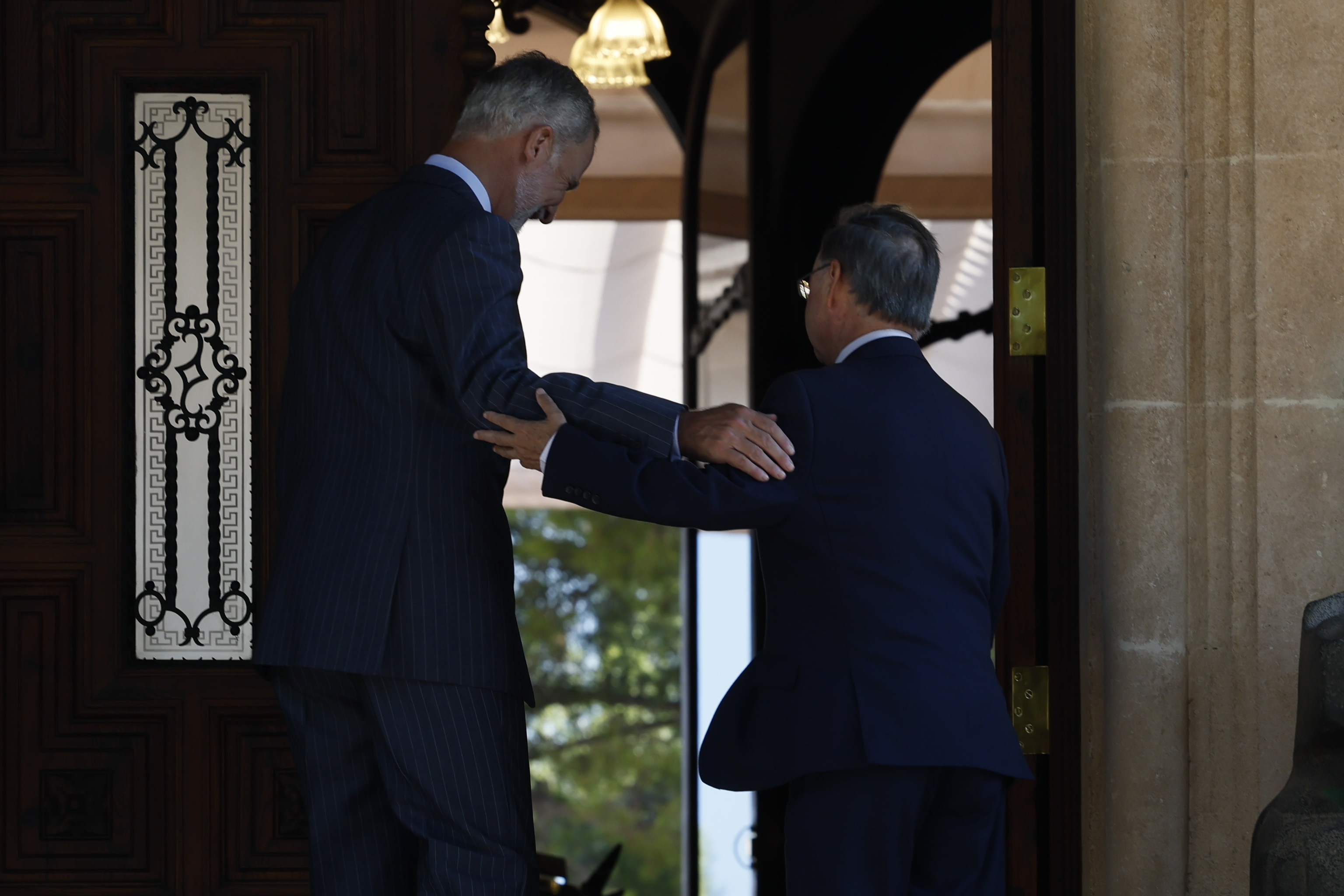 Felipe VI y Vivas durante su encuentro en Marivent, este jueves.