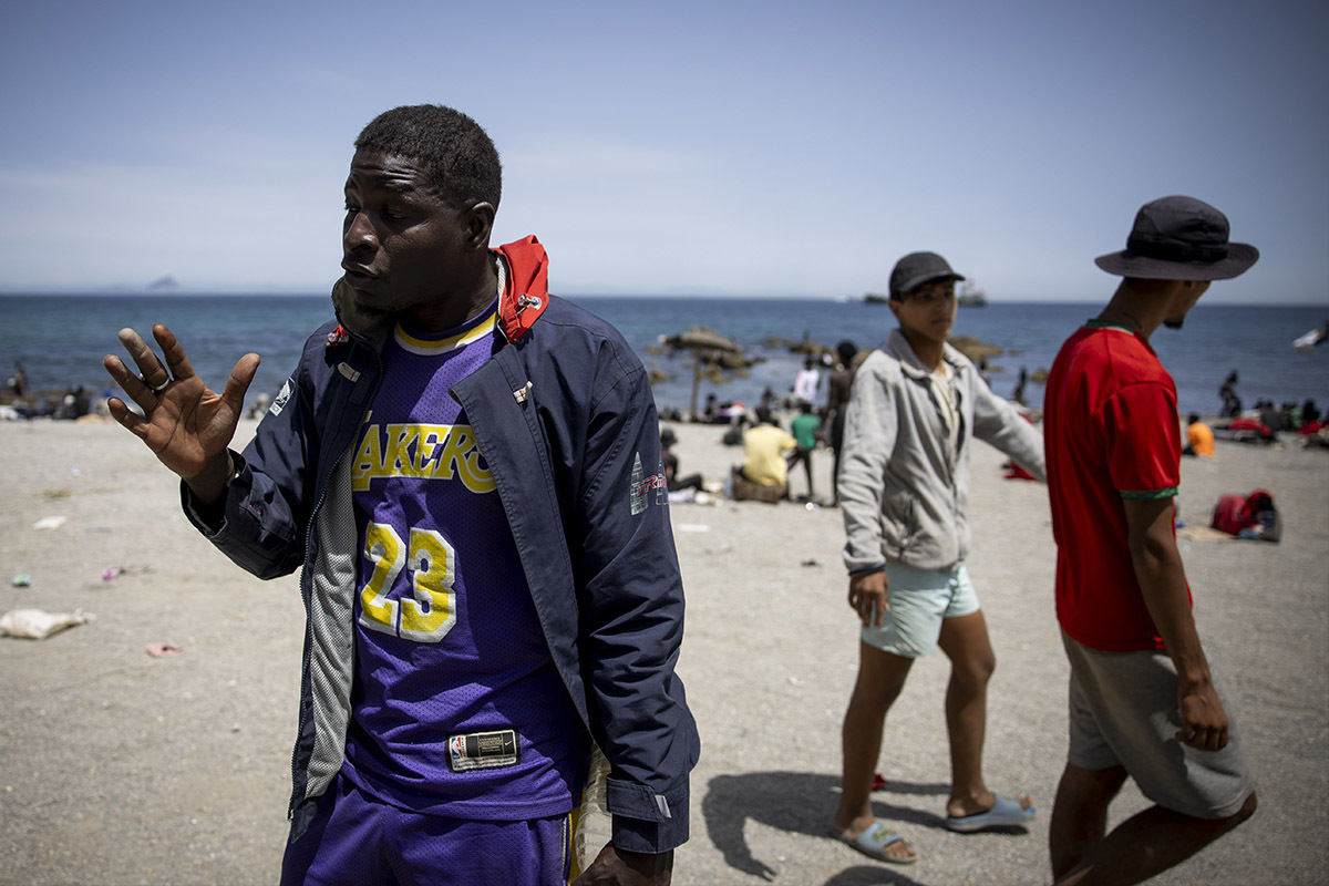 Mussa, de Malí, perdió a cuatro amigos cruzando la frontera. Ahora pernocta en la playa del Trampolín de Ceuta. Perdió a cuatro amigos en la travesía