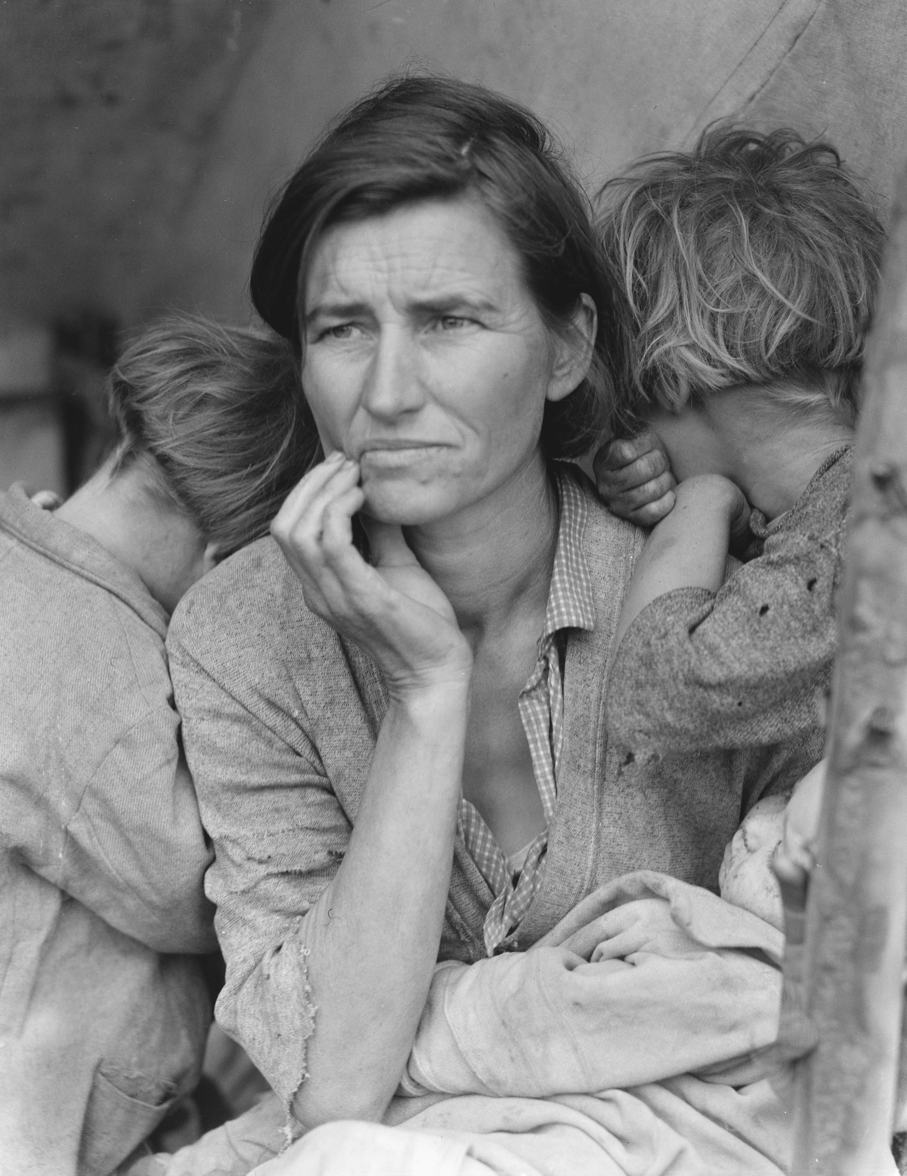 Una de las fotos icónicas de Dorothea Lange: Florence Thompson y sus hijos en un campamento de recolectores de guisantes (1936).