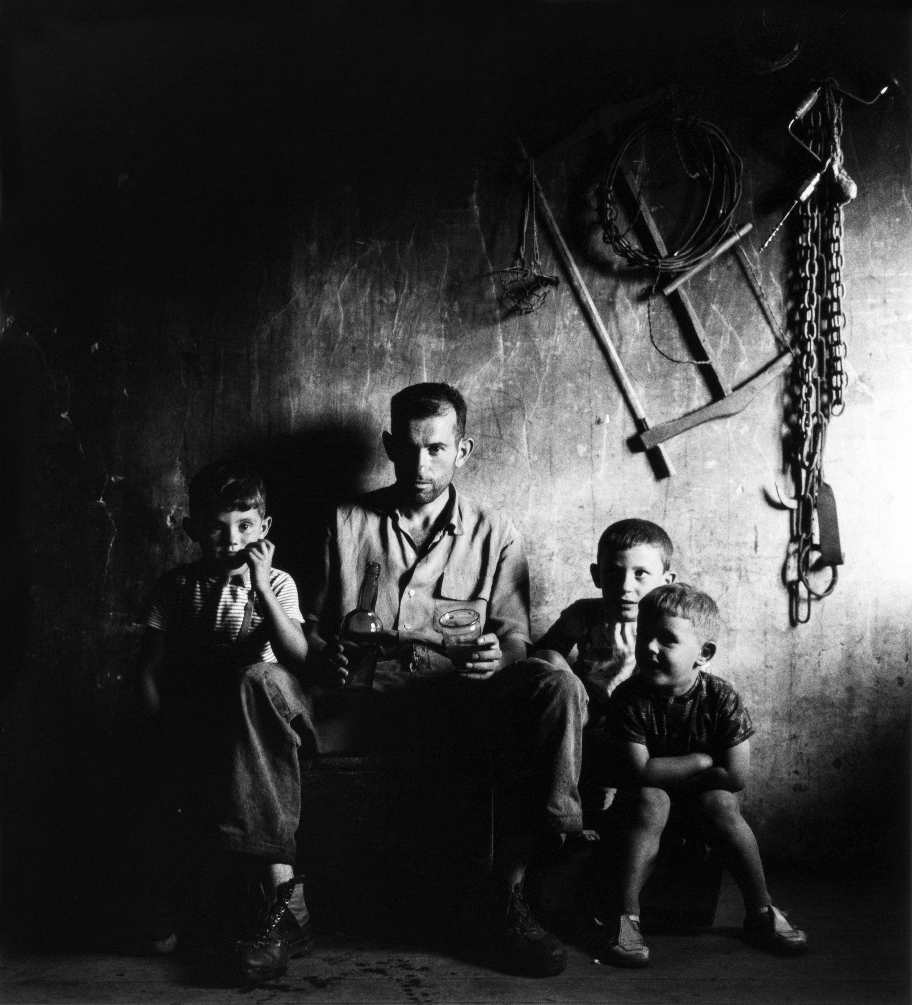 'Bodega de Sobrepiedra' (Asturias, 1958), una de las fotografías con marcado clarososcuro de Gabriel Cualladó.