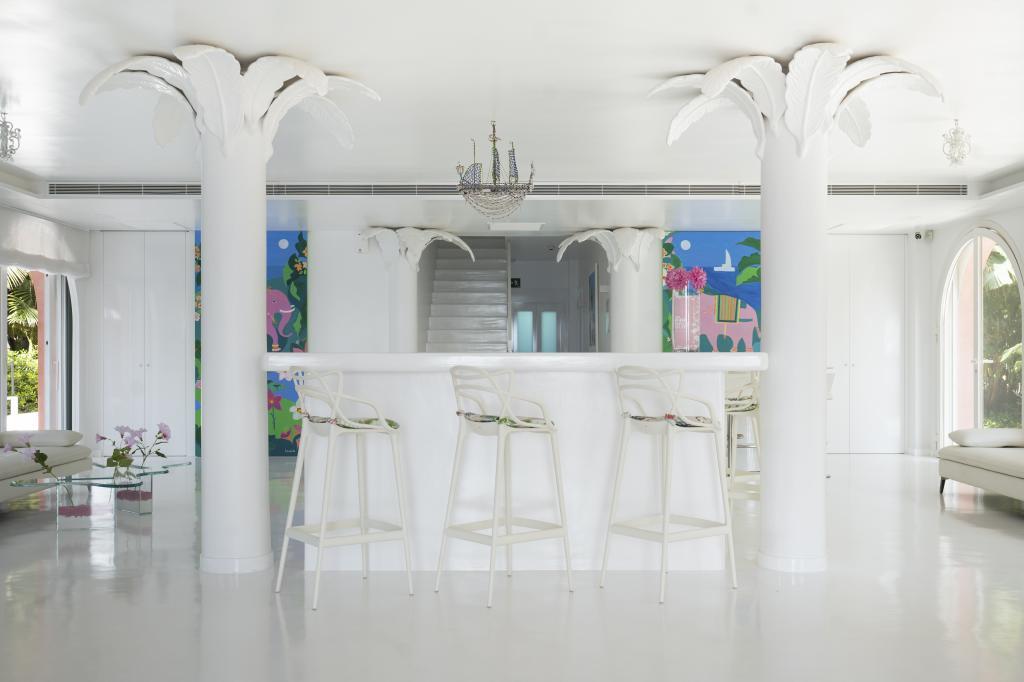 El vestíbulo del hotel, con sus columnas en forma de palmera.