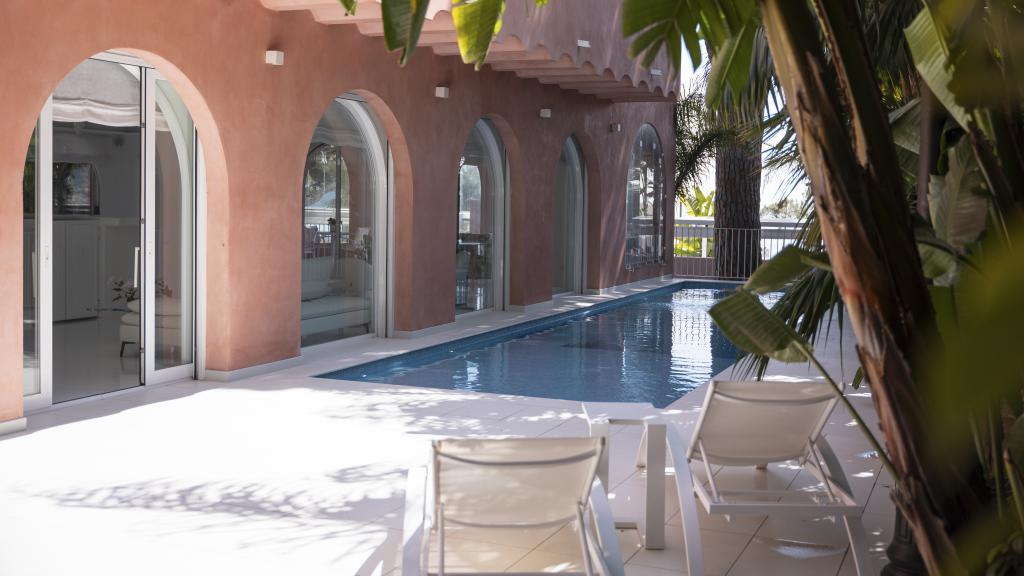 La piscina entre plantas tropicales.