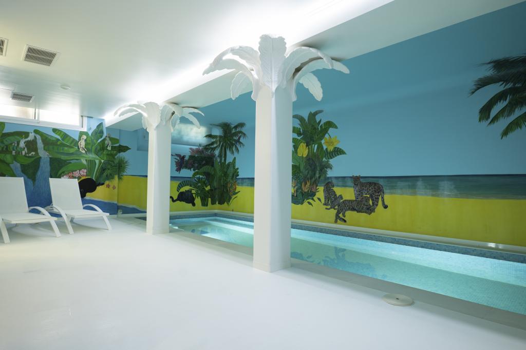 El mural del spa pintado por Mercedes Lasarte en el que intervino la propia baronesa Thyssen.