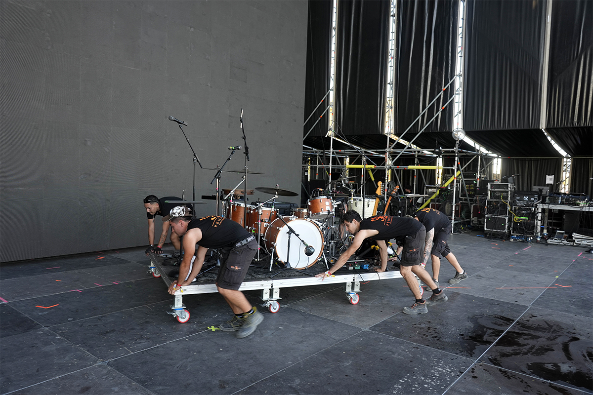 Los técnicos preparan los escenarios para el festival