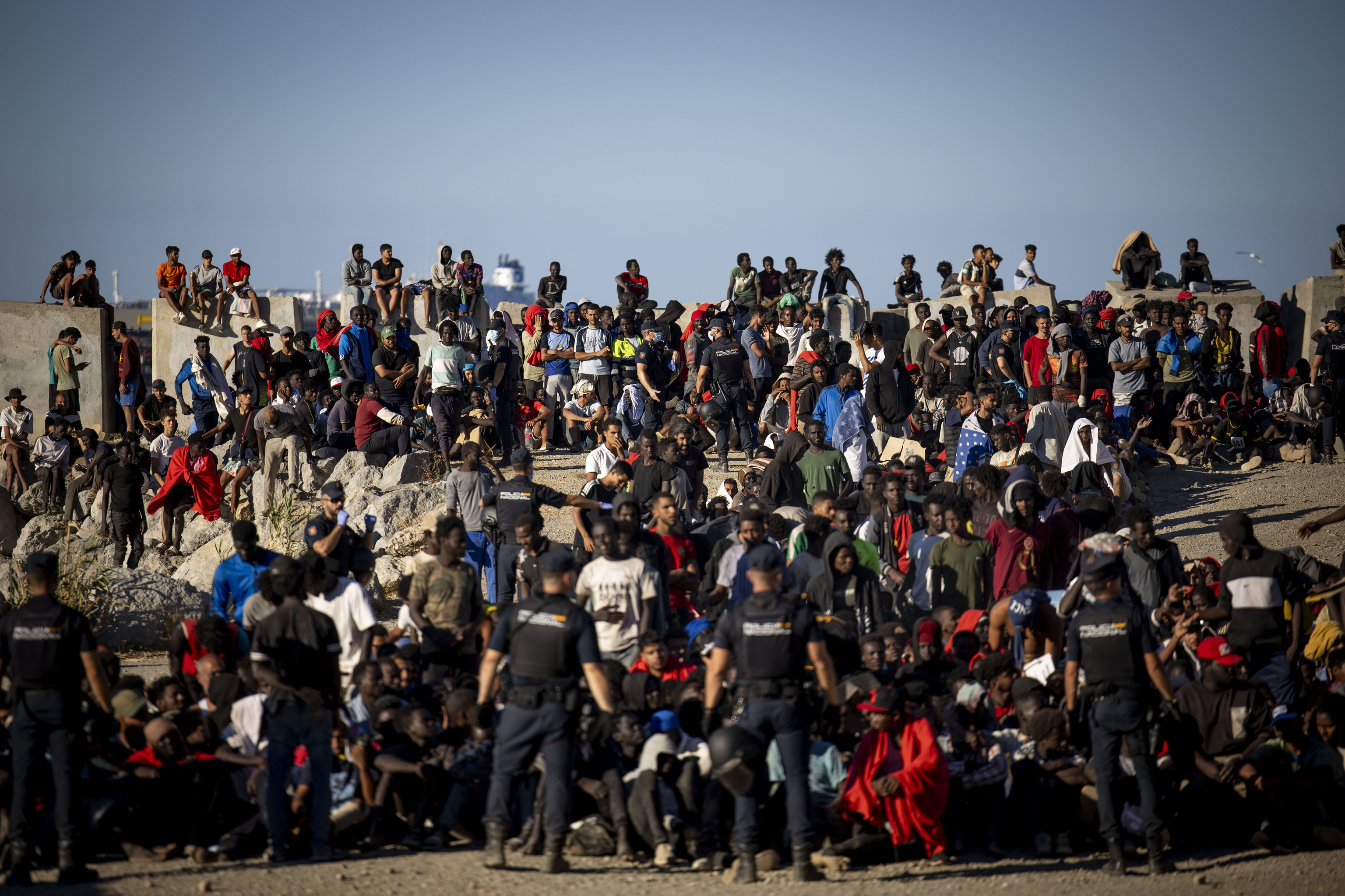 Subsaharianos en la playa del Trampolín (Ceuta).