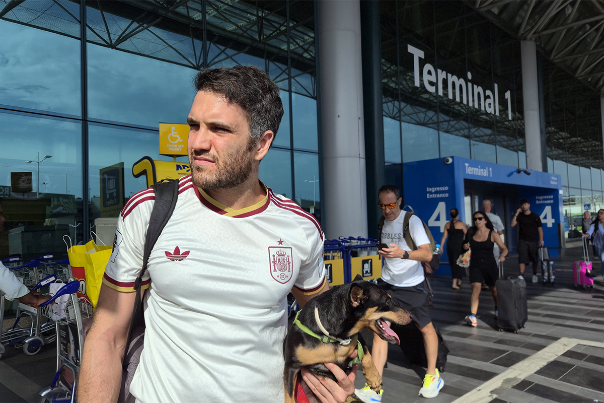 Ricardo y su perro Giovi nada m�s llegar al aeropuerto de Fiumicino, Roma