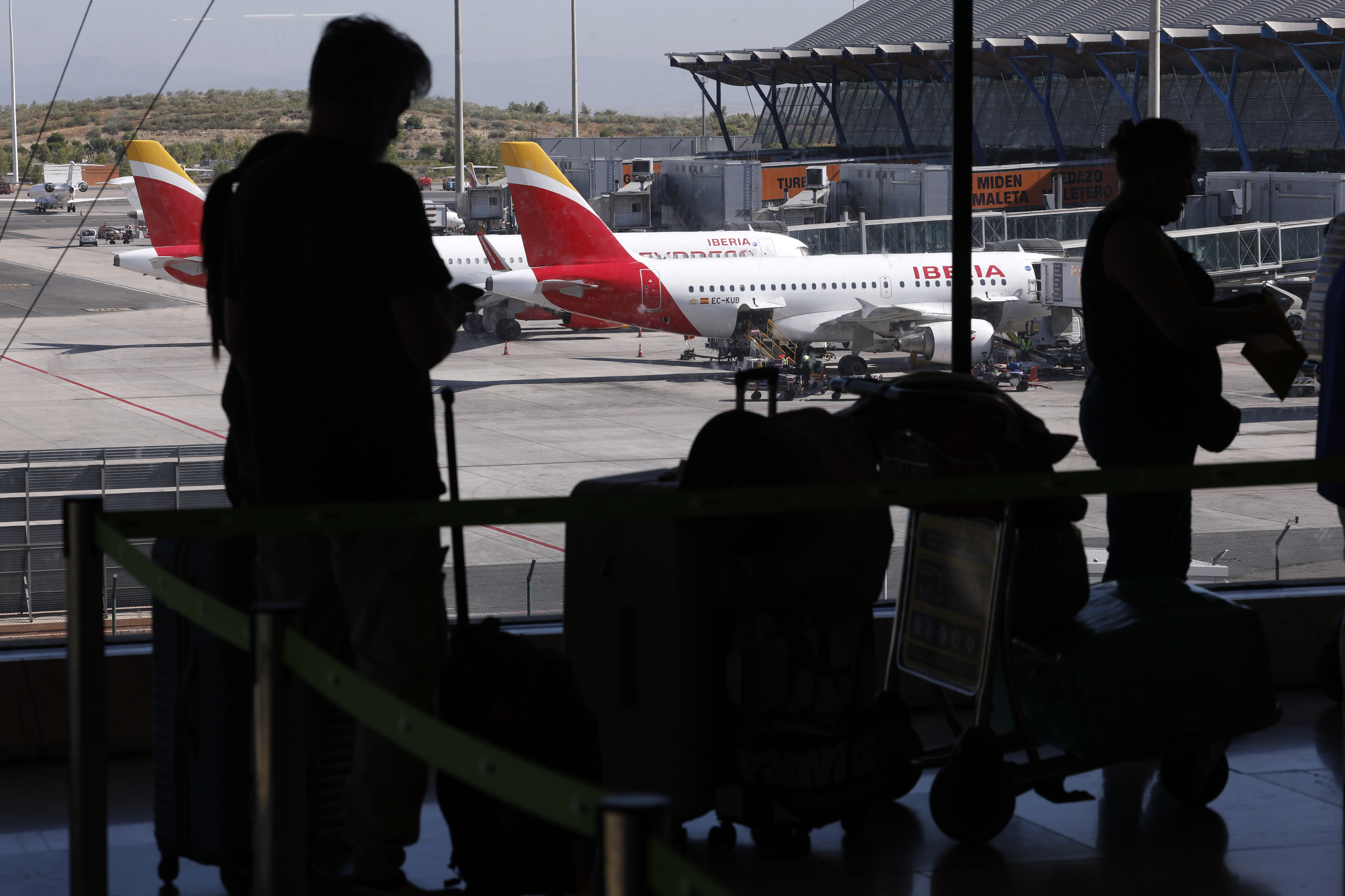 Pasajeros en el aeropuerto de Barajas, en Madrid