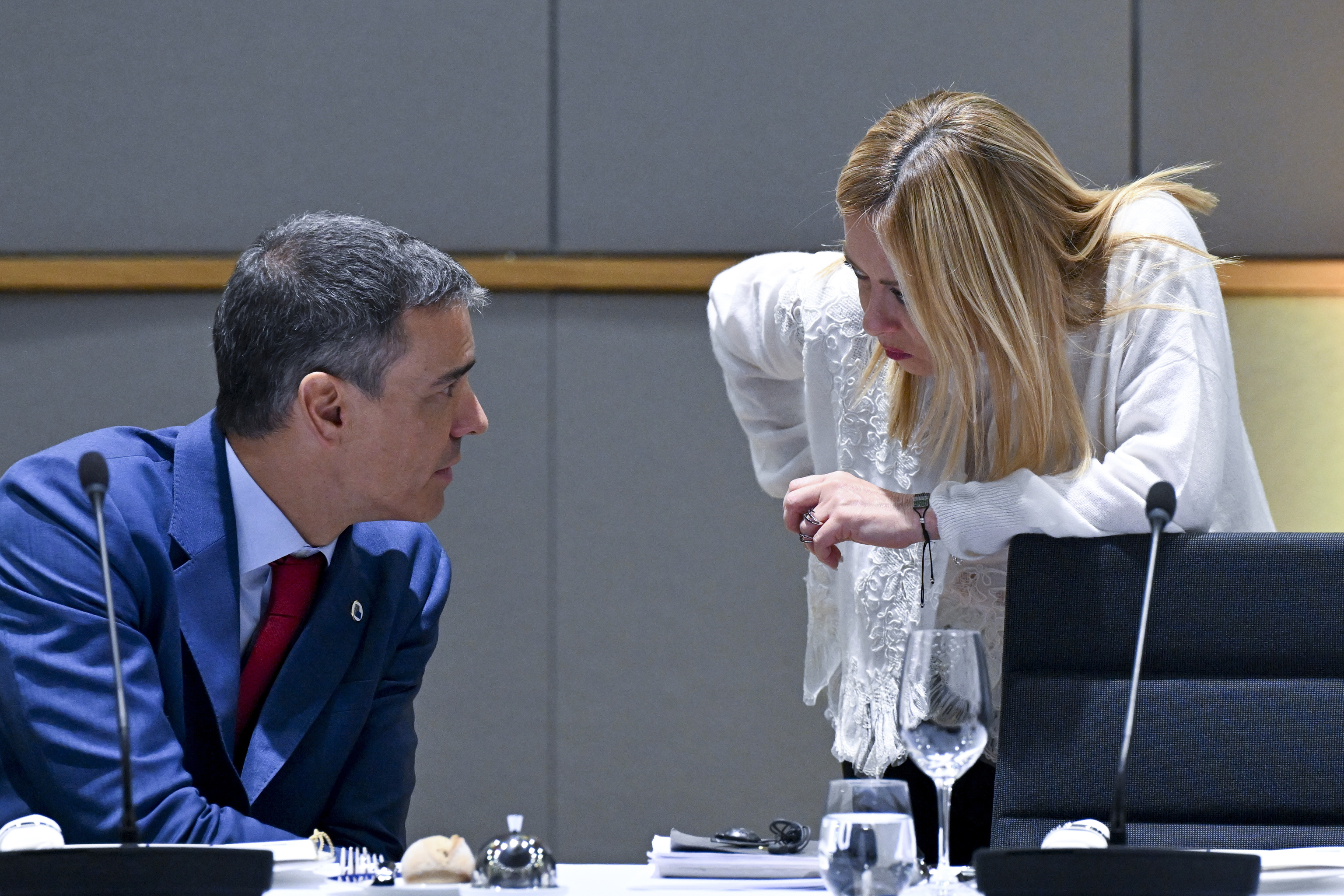 Pedro S�nchez habla con Giorgia Meloni en un Consejo Europeo, en Bruselas.