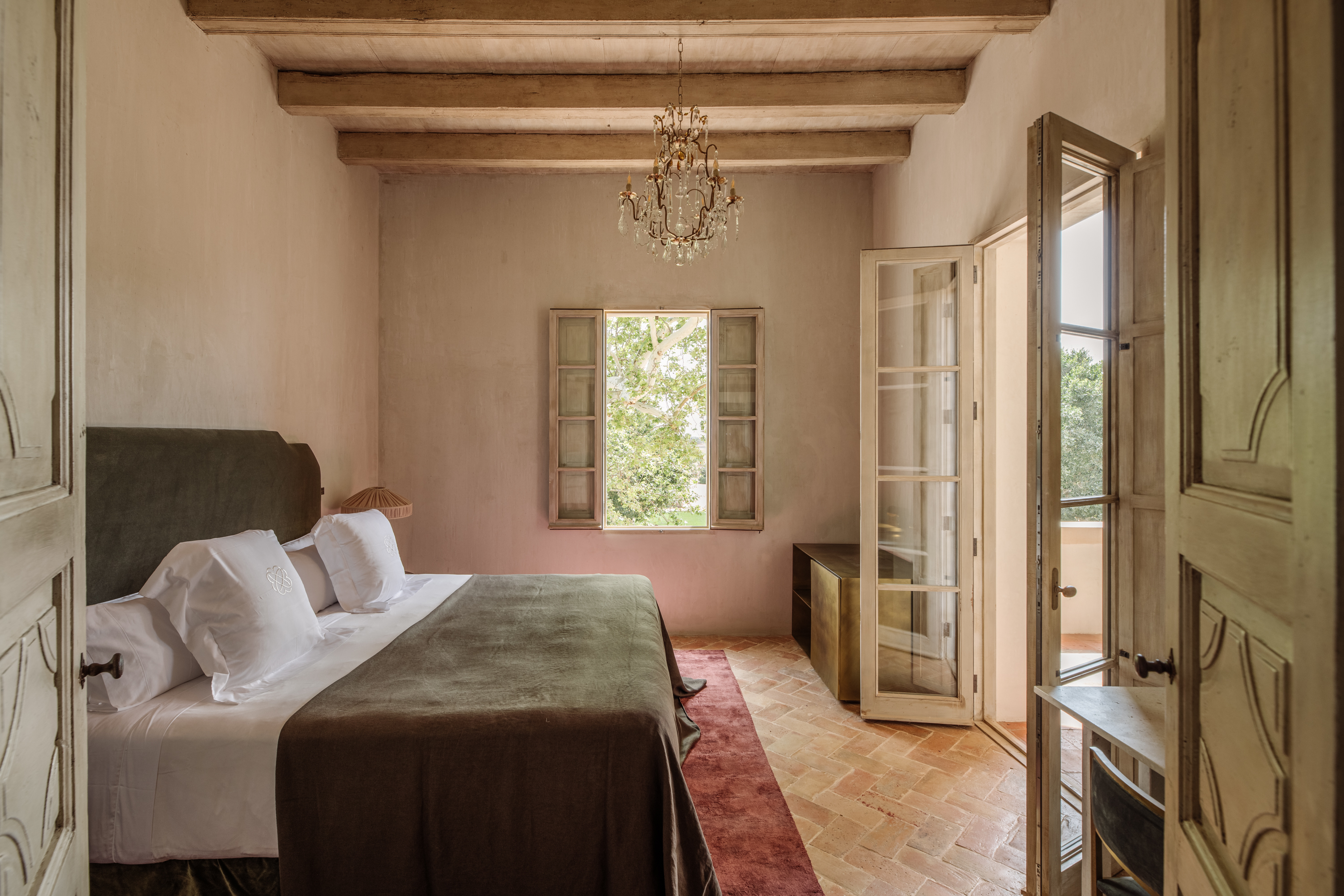 Una de las habitaciones, decorada con muebles antiguos.